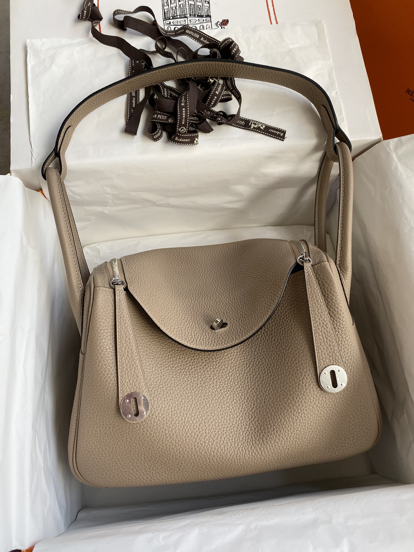 NO:763831,Lindy Lindy 30cm Original imported TC leather [turtle dove gray] silver buckle Counter synchronization Fully handmade beeswax thread sewing Pure steel hardware High-end customization, Hermes, Hermes, Hermes,19860909Lindy 琳迪 30cm 原厂进口TC皮【斑鸠灰】银扣 专柜同步 全手工蜜蜡线缝制 纯钢五金 高端定制,爱马仕,hermes,Hermes,,Bag