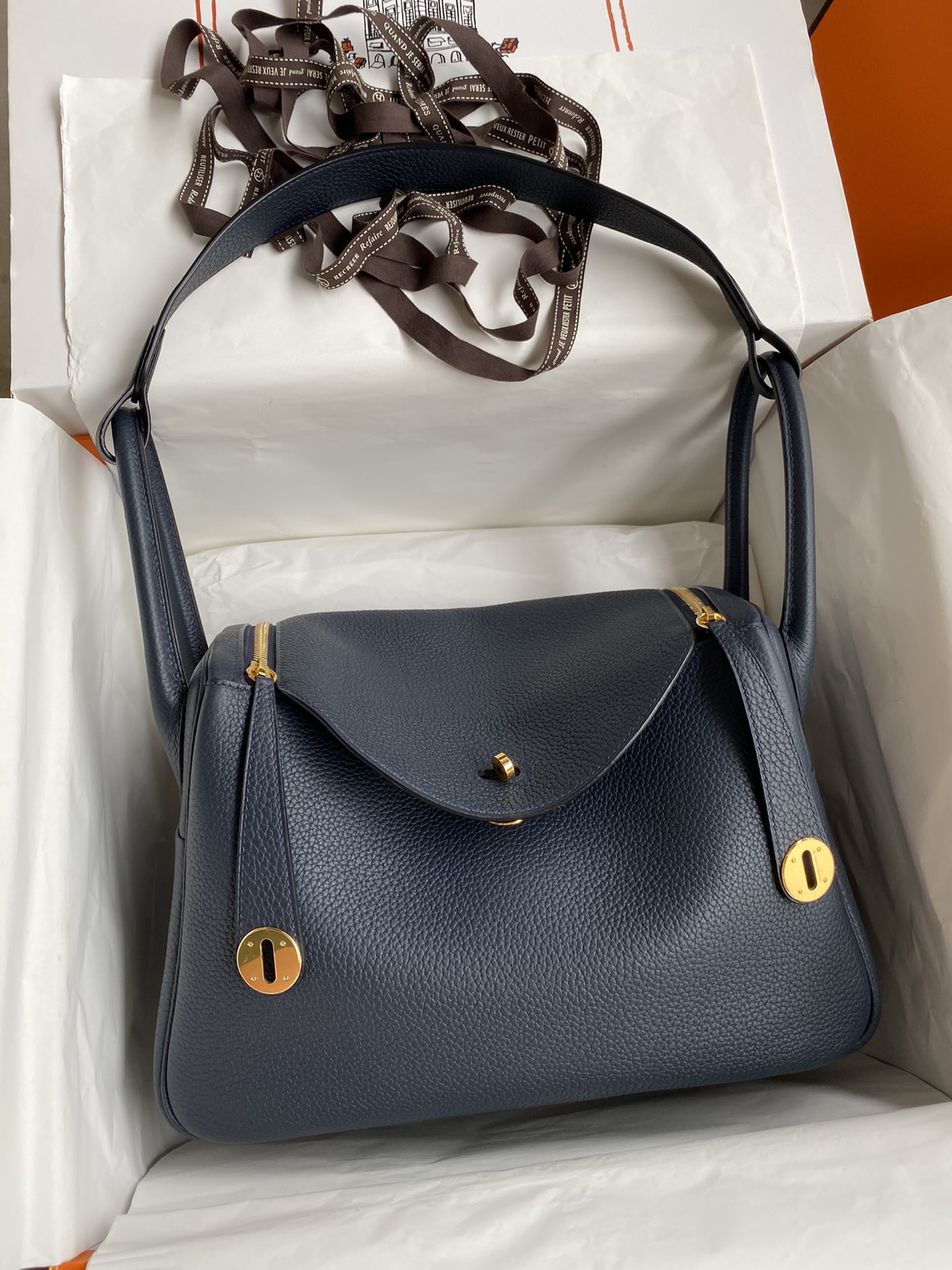 NO:763828,Lindy Lindy 30cm Original imported TC leather [Midnight Blue] gold buckle Counter synchronization Fully handmade beeswax thread sewing Pure steel hardware High-end customization, Hermes, Hermes, Hermes,19860909Lindy 琳迪 30cm 原厂进口TC皮【午夜蓝】金扣 专柜同步 全手工蜜蜡线缝制 纯钢五金 高端定制,爱马仕,hermes,Hermes,,Bag