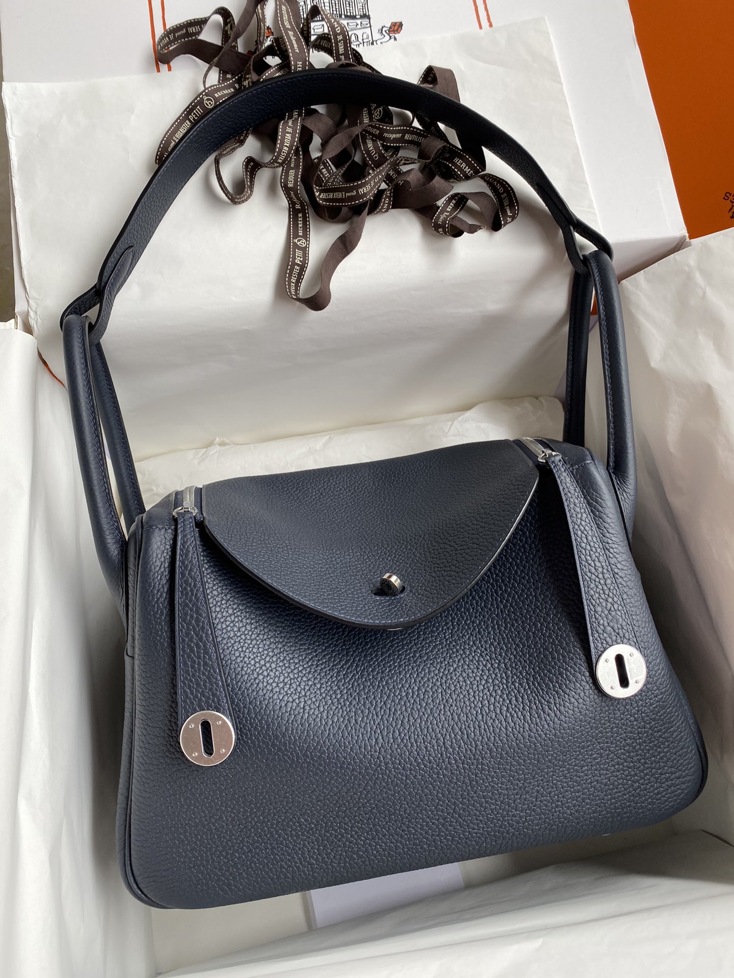 NO:763825,Lindy Lindy 30cm Original imported TC leather [Midnight Blue] silver buckle Counter synchronization Fully handmade beeswax thread sewing Pure steel hardware High-end customization, Hermes, Hermes, Hermes,19860909Lindy 琳迪 30cm 原厂进口TC皮【午夜蓝】银扣 专柜同步 全手工蜜蜡线缝制 纯钢五金 高端定制,爱马仕,hermes,Hermes,,Bag