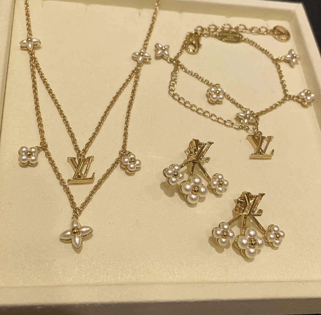 NO:632610,88200, arrived today to buy yb's new Floragram letter flower pattern pearl double-layer necklace. The iconic pearlescent flowers are gentle and elegant. It is paired with classic LV letters and double-layer chain design. It has a perfect rich girl atmosphere for daily use. Purchased from yb custom-made brass gold-plated material custom-made pearls, louis vuitton, necklace, gold plating, Cartier high-end jewelry1986090988200,今日到货购入yb  新款Floragram字母花卉图案珍珠双层项链 标志性的珠光小花朵温柔又气质 搭配经典LV字母和双层链条设计 日常超 妥妥的富家女氛围感 购入yb定制 黄铜镀金材质定制珍珠,,louis vuitton,necklace,gold plating,卡迪亚高端饰品,Jewelry