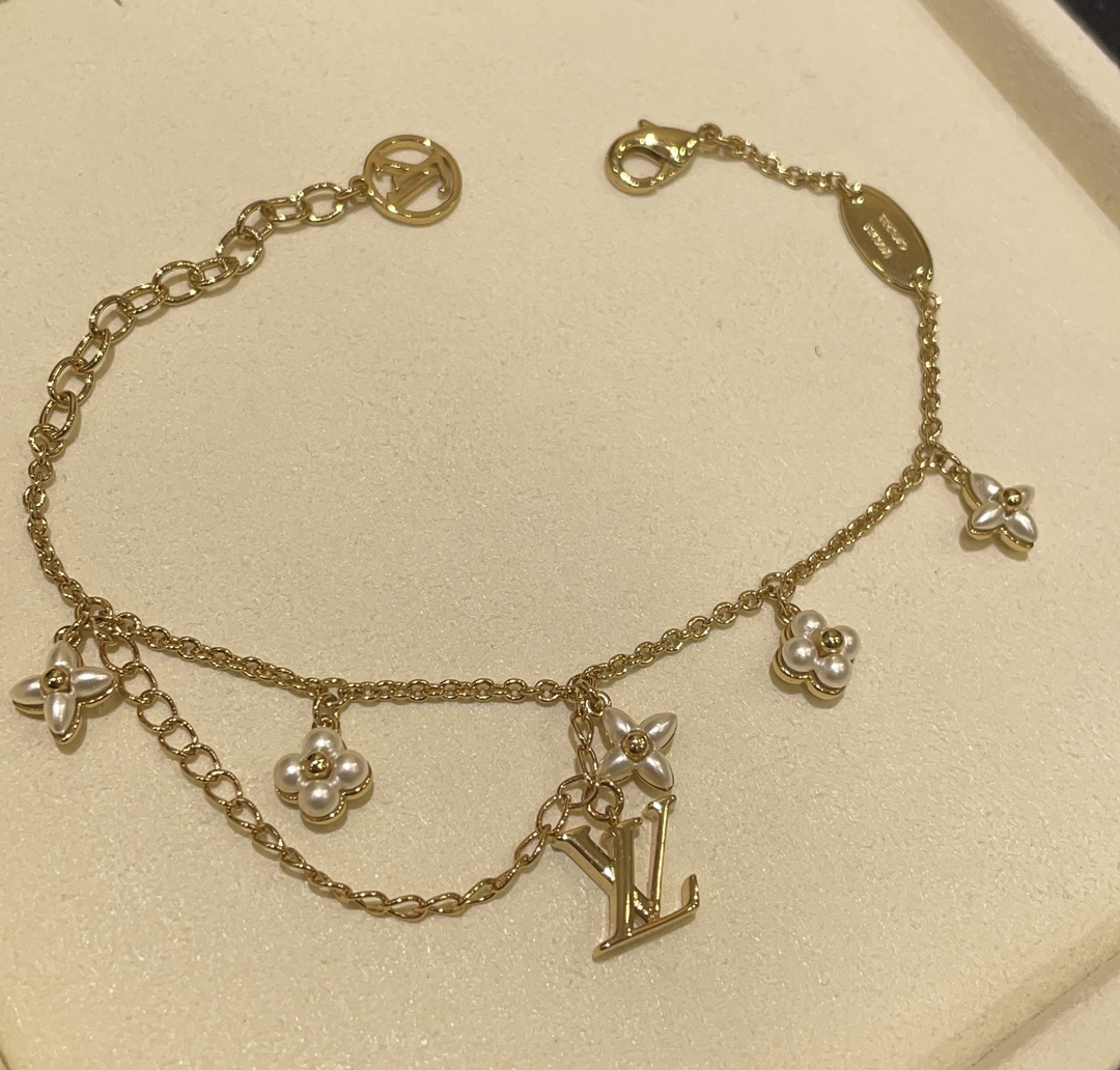 NO:634915,88180, arrived today and bought the new Floragram letter flower pattern pearl gold bracelet. The iconic pearlescent flowers are so healing. Wearing it shows the sweetness and romance of a girl. It is super everyday and has a proper rich girl atmosphere. Purchased from yb customization. Brass gold-plated material customized pearls, bracelet, gold plating, Cartier high-end jewelry1986090988180,今日到货购入 新款Floragram字母花卉图案珍珠金色手链 标志性的珠光小花朵太治愈啦 佩戴上手尽显少女的甜美与浪漫 日常超 妥妥的富家女氛围感 购入yb定制 黄铜镀金材质定制珍珠,,bracelet,gold plating,卡迪亚高端饰品,Jewelry