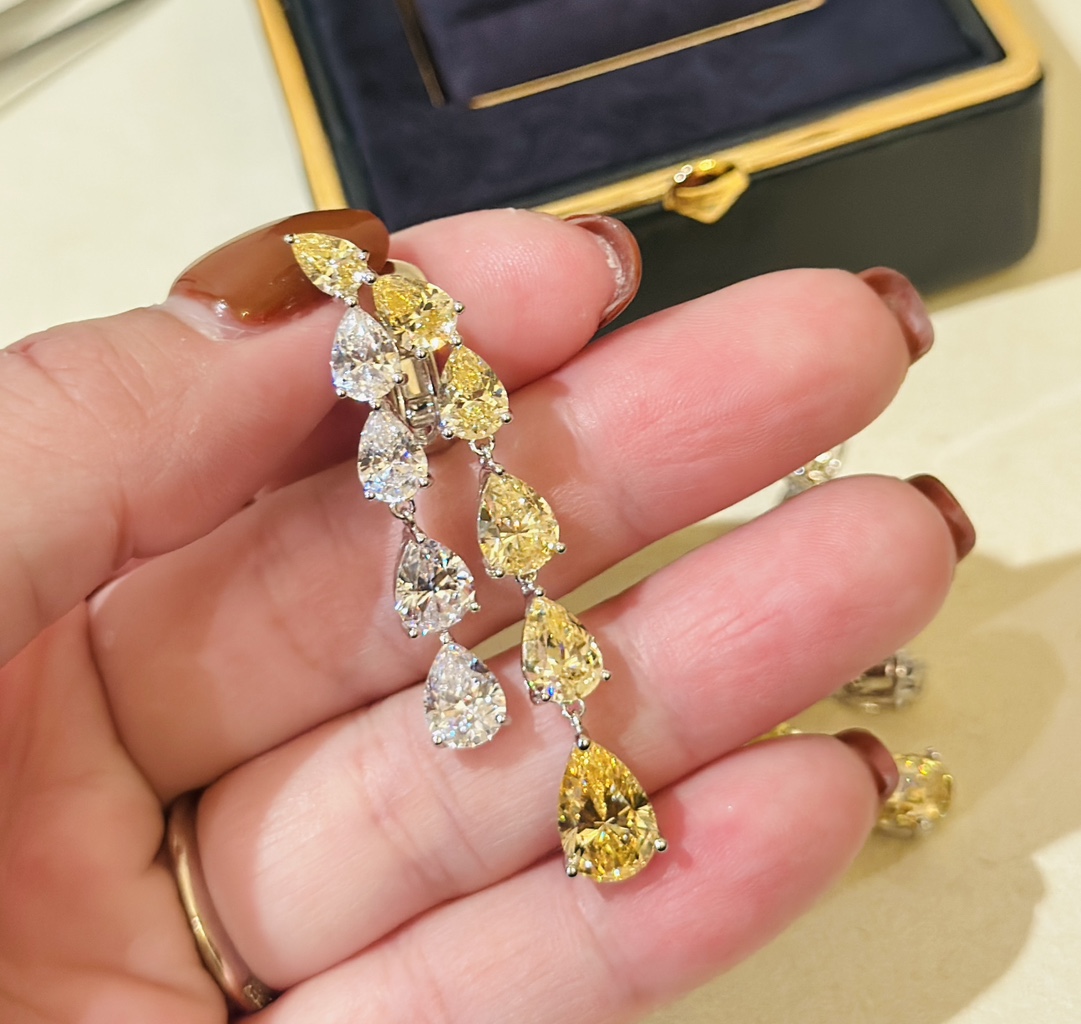 
A0379 👑大牌 新款 水滴 流苏 耳钉 充满几何美感💌专为充满时尚感的量身打造，彰显个人搭配风格💌