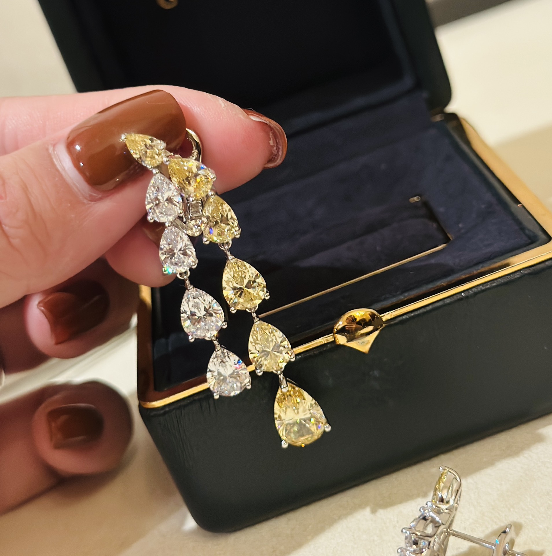 
A0379 👑大牌 新款 水滴 流苏 耳钉 充满几何美感💌专为充满时尚感的量身打造，彰显个人搭配风格💌