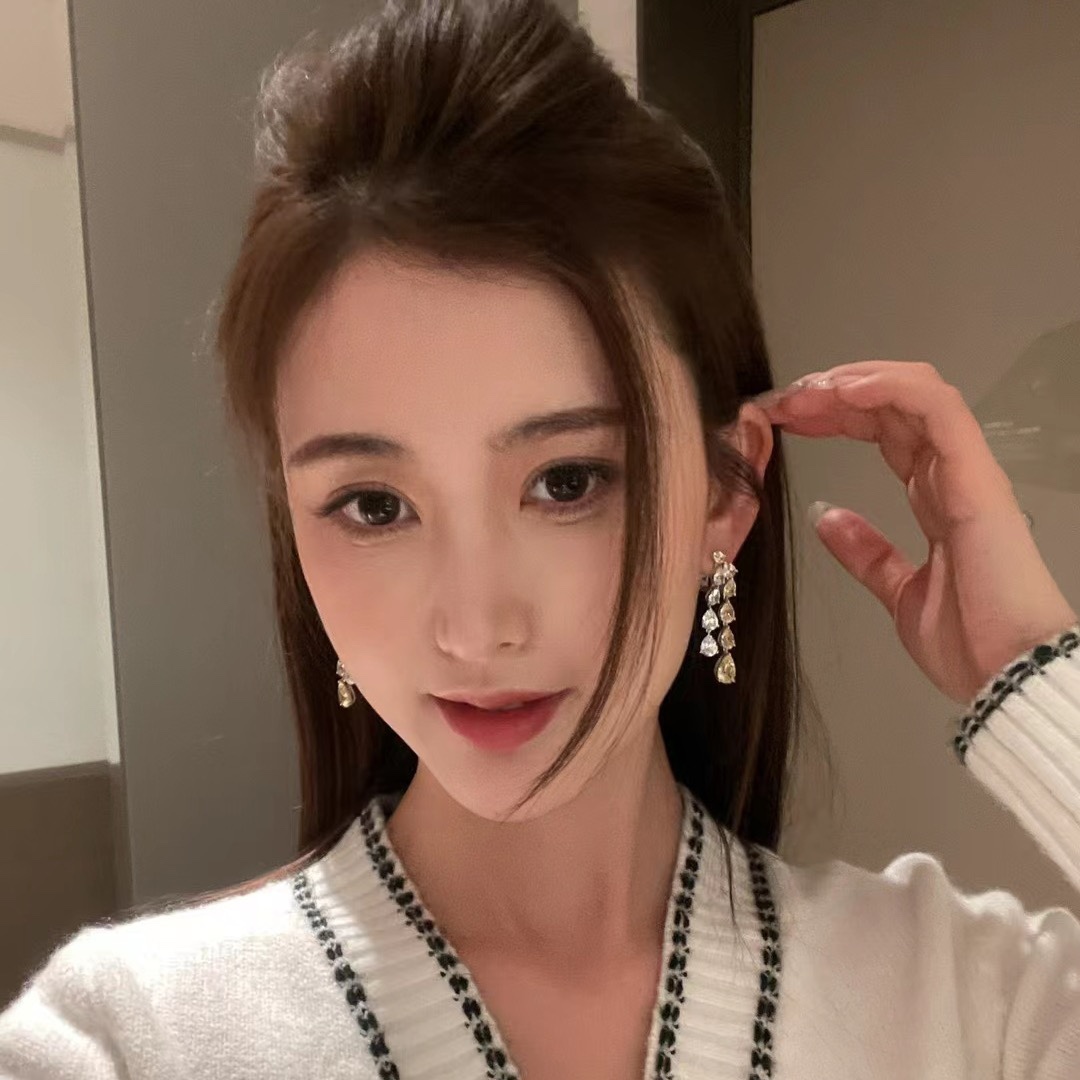 
A0379 👑大牌 新款 水滴 流苏 耳钉 充满几何美感💌专为充满时尚感的量身打造，彰显个人搭配风格💌