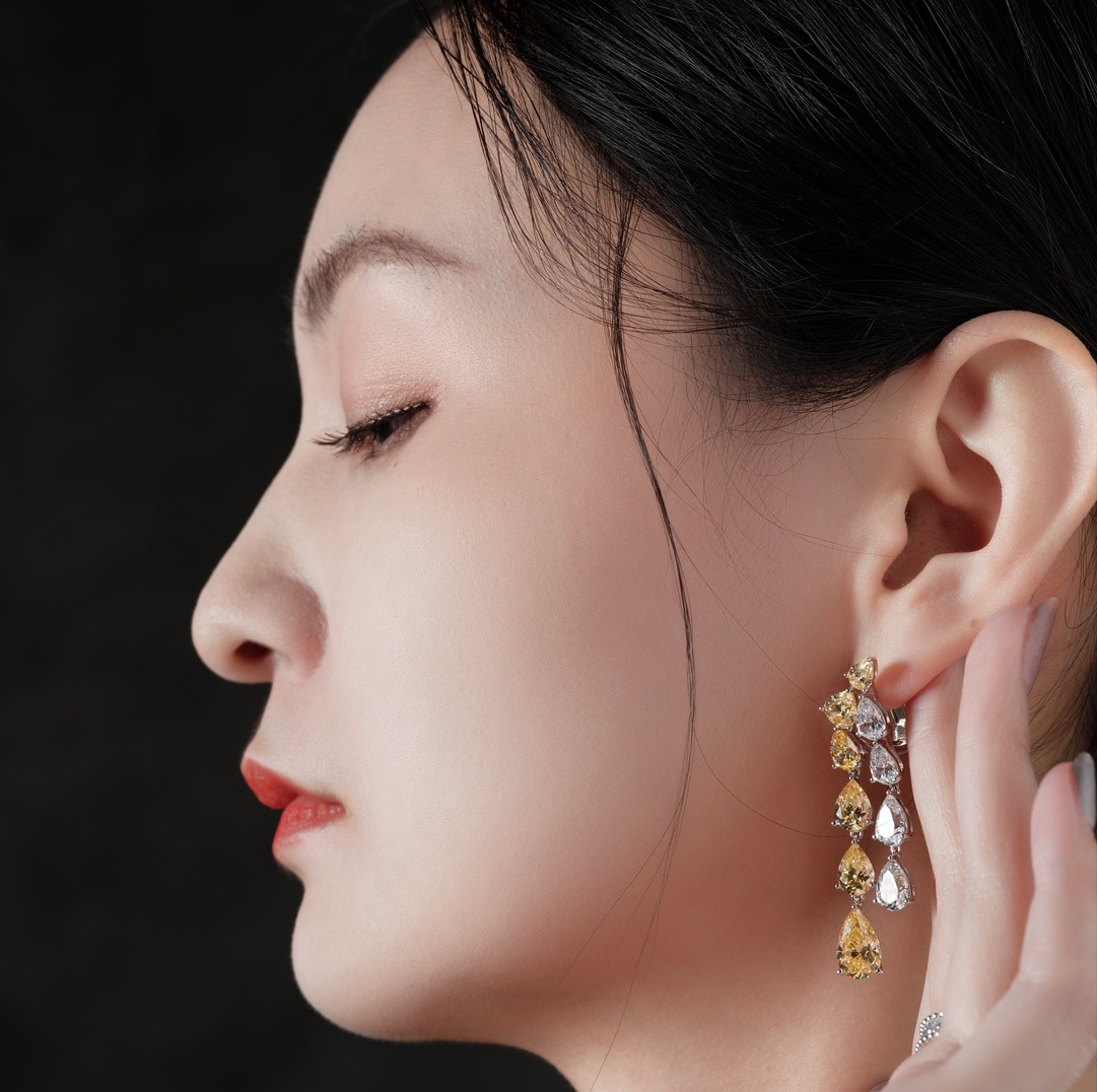 
A0379 👑大牌 新款 水滴 流苏 耳钉 充满几何美感💌专为充满时尚感的量身打造，彰显个人搭配风格💌