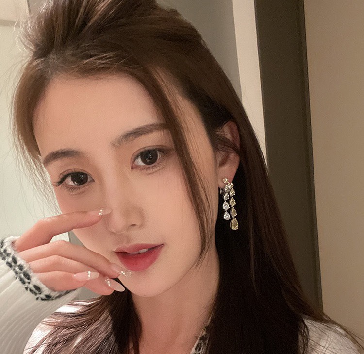 
A0379 👑大牌 新款 水滴 流苏 耳钉 充满几何美感💌专为充满时尚感的量身打造，彰显个人搭配风格💌