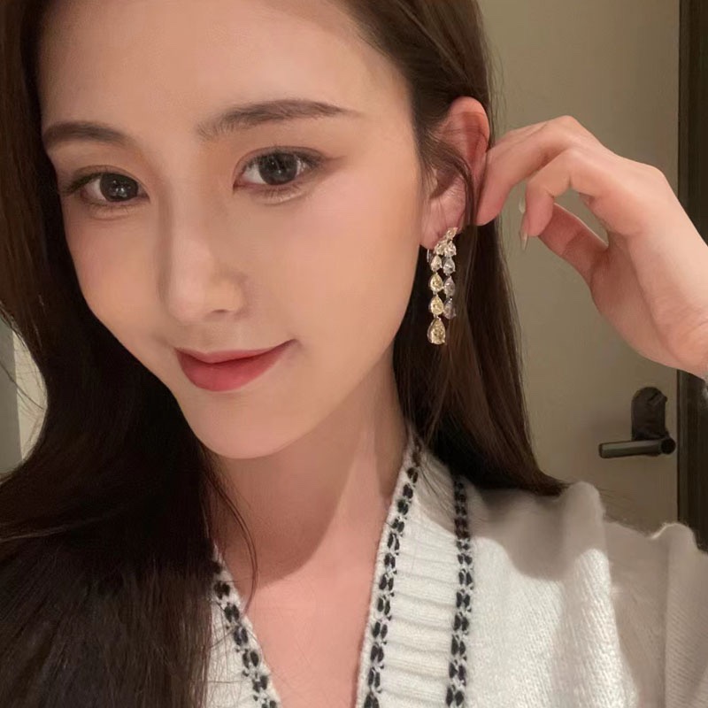 
A0379 👑大牌 新款 水滴 流苏 耳钉 充满几何美感💌专为充满时尚感的量身打造，彰显个人搭配风格💌