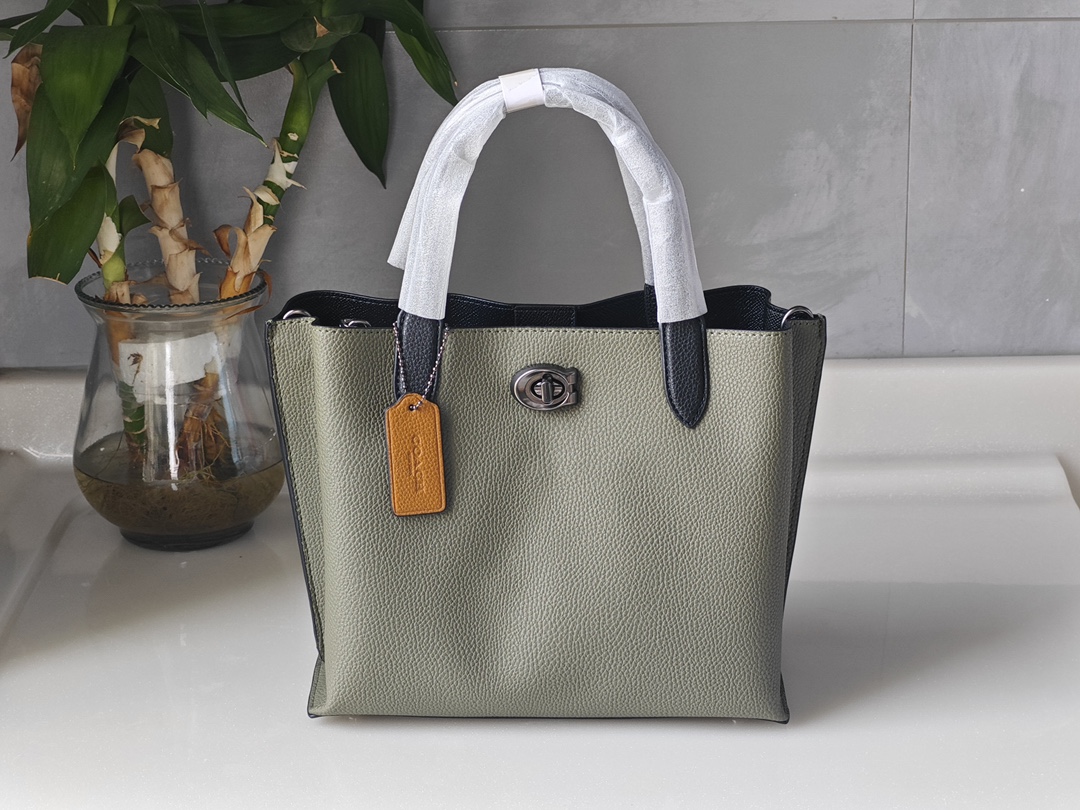 Coach蔻驰菜篮子托特💰260 精致的大小手拎肩背都可驾驭，里面三个隔层，中间是拉链私密隔层，两侧为开放式生活隔层功能性超好，除了蔻驰经典老花配色之外，还有白色和抹茶绿色，每个颜色都好适合春暖花开的季节。 规格：24*20*10.5cm