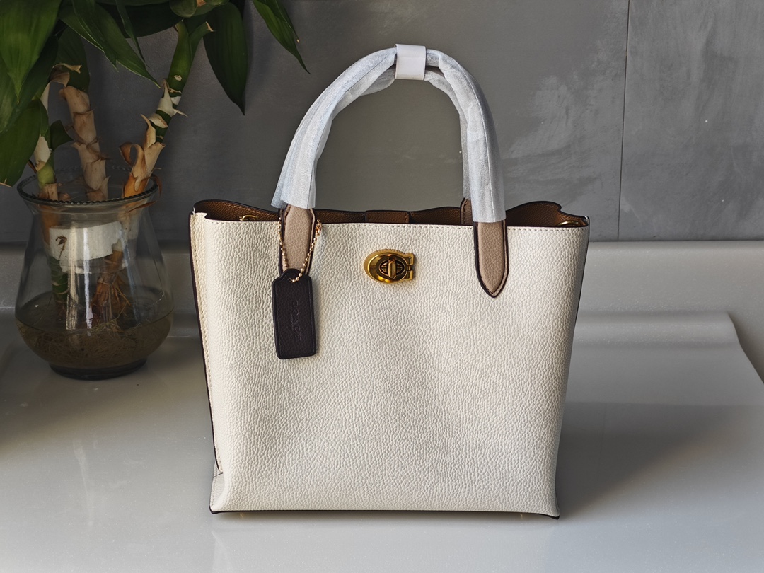 Coach蔻驰菜篮子托特💰260 精致的大小手拎肩背都可驾驭，里面三个隔层，中间是拉链私密隔层，两侧为开放式生活隔层功能性超好，除了蔻驰经典老花配色之外，还有白色和抹茶绿色，每个颜色都好适合春暖花开的季节。 规格：24*20*10.5cm