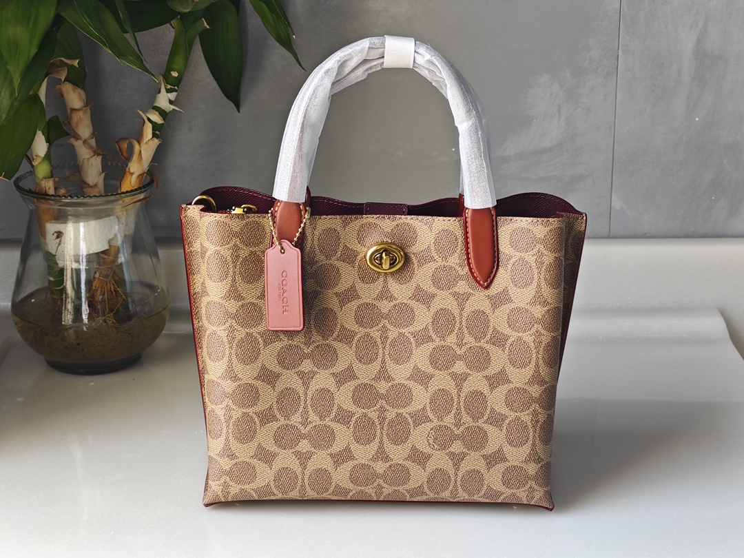 Coach蔻驰菜篮子托特💰260 精致的大小手拎肩背都可驾驭，里面三个隔层，中间是拉链私密隔层，两侧为开放式生活隔层功能性超好，除了蔻驰经典老花配色之外，还有白色和抹茶绿色，每个颜色都好适合春暖花开的季节。 规格：24*20*10.5cm