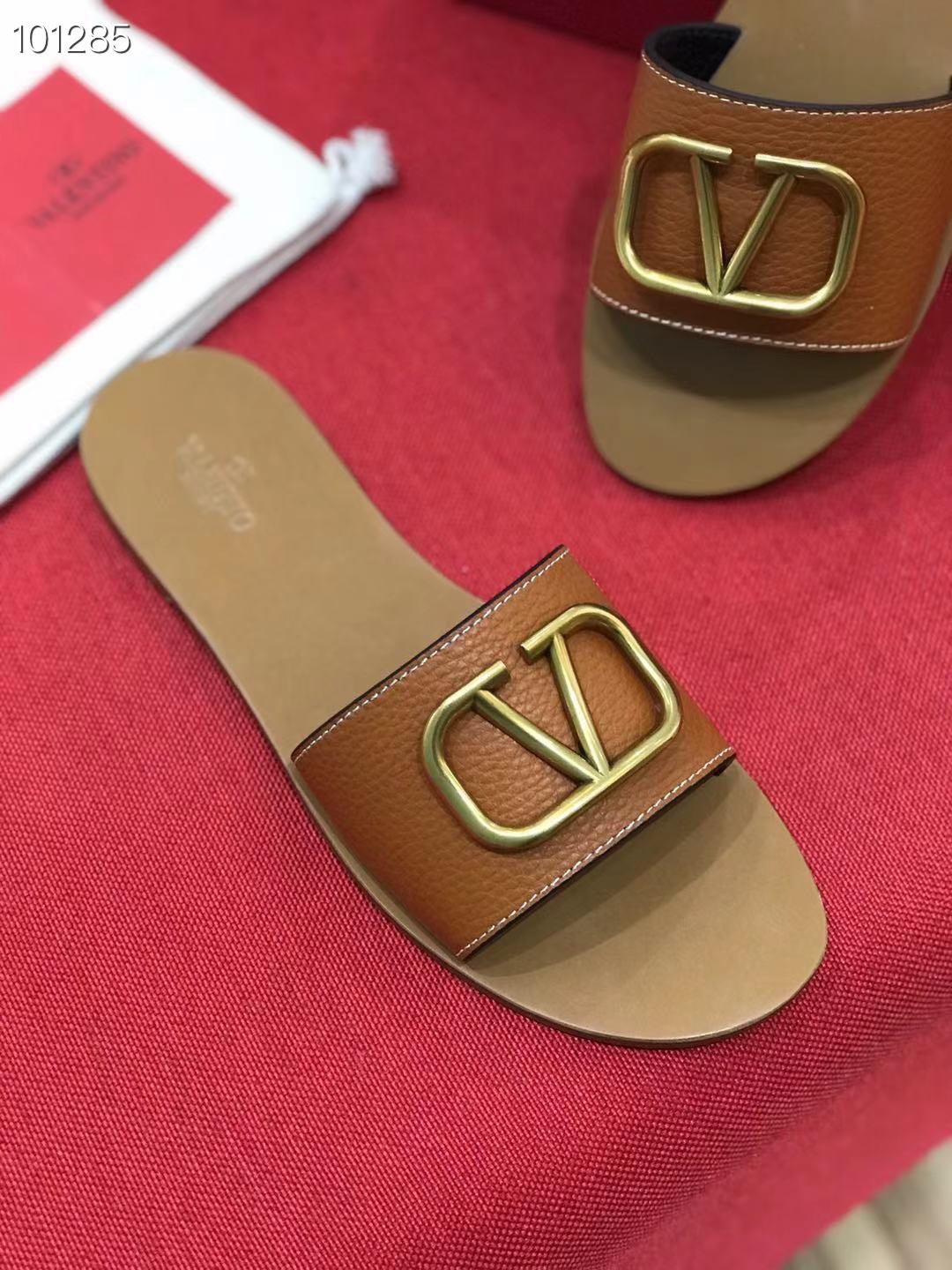 NO:869283,Valentino. Top version!  . All details are customized according to the original version!  !  Fabric: Transparent sheet, Italian material, genuine leather midsole!  !  Code number: 35-40 8016-01, slippers, valentino, slippers19860909华伦天奴.顶级版本！. 所有细节全部按原版订制的！！ 面料:透明片 意大利材质真皮中.大底！！ 码数:35-40 8016-01,拖鞋,valentino,slippers,Women's Shoes