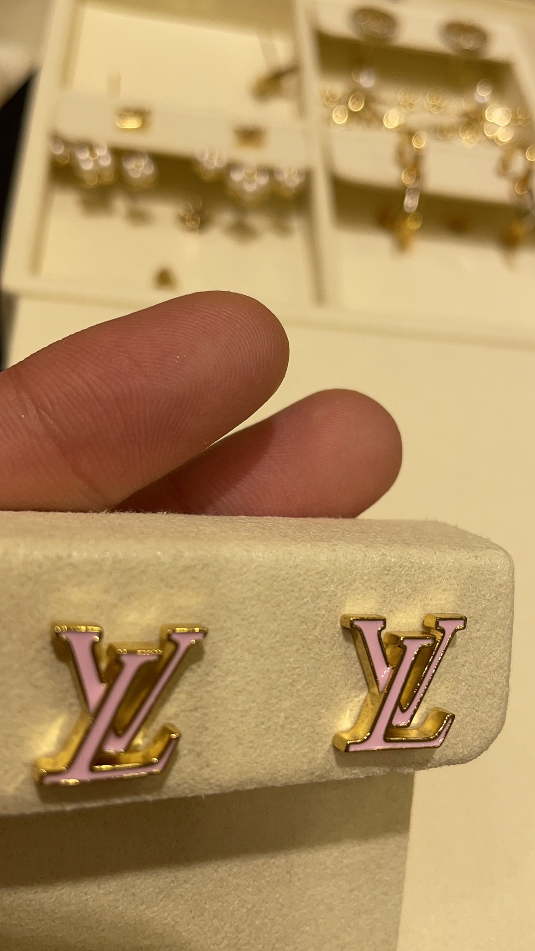 NO:632612,A collection of detailed pictures of LV's new earrings. Provincial series. They are all developed and customized by purchasing yb. It is most cost-effective to buy customized models for daily consumables, Louis Vuitton, Cartier high-end jewelry.19860909LV新款耳钉细节图合集 省系列 都是购入yb开发定制 日常消耗品买定制款最划算啦,,louis vuitton,卡迪亚高端饰品,Jewelry