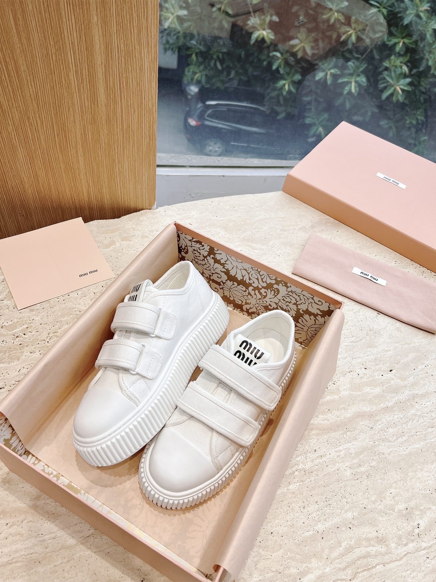 NO:441555,G049 Spring style Amiu genuine leather Velcro thick-soled shoes, lace-up thick-soled shoes, casual and height-enhancing and trendy white trendy shoes for women, the new 'comfort really makes people feel melted, the overall shoe shape is delicate and not bulky, square toe 'Upper: original custom canvas, inner lining: sheepskin lining, original molded sole, size 35~39 (40 custom made, no return or exchange), casual shoes/sports shoes, miumiu, sneakers, sheepskin19860909G049 春款阿miu家真皮魔术贴厚底板鞋 系带厚底鞋休闲增高百搭潮小白潮鞋女 新出的‘舒适度真的让人一整个心都融化鞋型整体都狠秀气不笨重、方头 ’鞋面:原版定制帆布 内里:羊皮内里 大底原版开模鞋底 码数35~39 (40订做不退换),休闲鞋/运动鞋,miumiu,sneakers,sheepskin,Women's Shoes