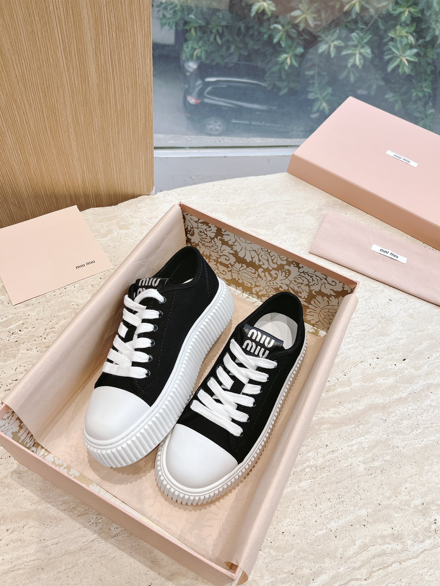 NO:441517,G049 2025 spring Amiu genuine leather Velcro thick-soled shoes, lace-up thick-soled shoes casual height-enhancing and versatile trendy white trendy shoes for women. The new 'comfortiness really makes people feel melted, the overall shoe shape is delicate and not bulky, square toe 'upper: original custom canvas inner lining: sheepskin lining, large sole original molded sole size 35~39 (40 custom made, no return or exchange), casual shoes/sports shoes, miumiu, sneakers, sheepskin19860909G049 2025春款阿miu家真皮魔术贴厚底板鞋 系带厚底鞋休闲增高百搭潮小白潮鞋女 新出的‘舒适度真的让人一整个心都融化鞋型整体都狠秀气不笨重、方头 ’鞋面: 原版定制帆布 内里:羊皮内里 大底原版开模鞋底 码数35~39 (40订做不退换),休闲鞋/运动鞋,miumiu,sneakers,sheepskin,Women's Shoes