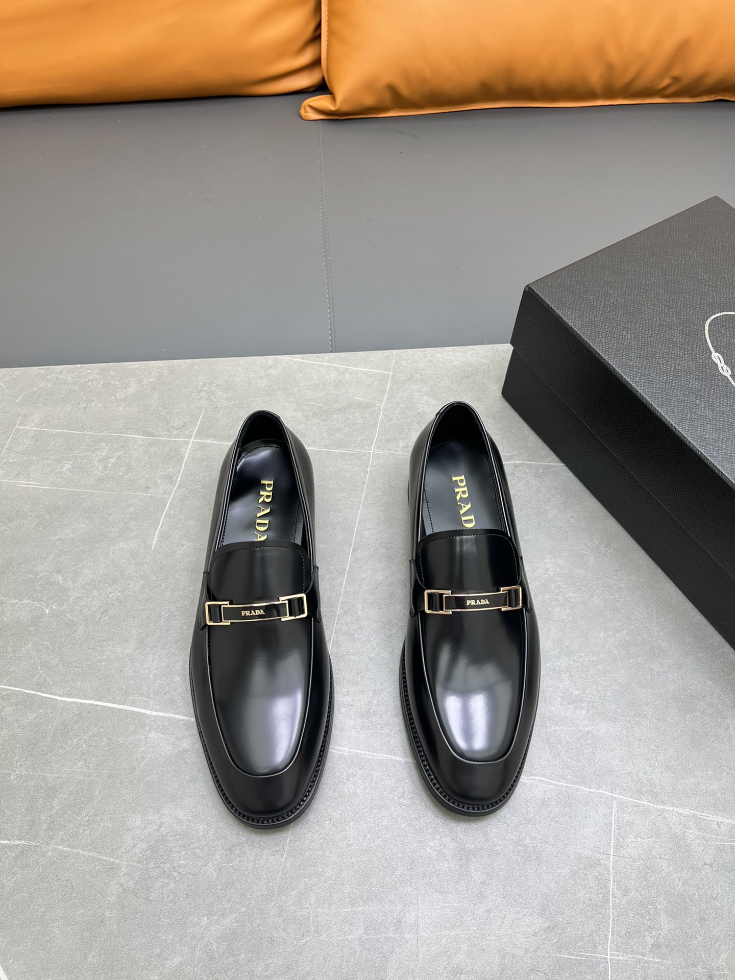 NO:931245,PRADA～Size 39-44 P's original official website's new men's casual leather shoes, top-quality original replicas, made of imported matte open-edge beaded calfskin, extremely textured, calfskin breathable lining, original leather outsole, and private model logo on the heel, comparable to counters!  (38,45 customized),,prada,cowhide,Leather soles19860909PRADA～ 码数39-44  P家原单官网新品男士休闲皮鞋,顶级原单复刻,采用进口雾面开边珠小牛皮,极强质感,小牛皮透气内里,原版真皮大底,鞋后跟搭配私模logo,媲美专柜！(38,45定做),,prada,cowhide,Leather soles,Men's shoes
