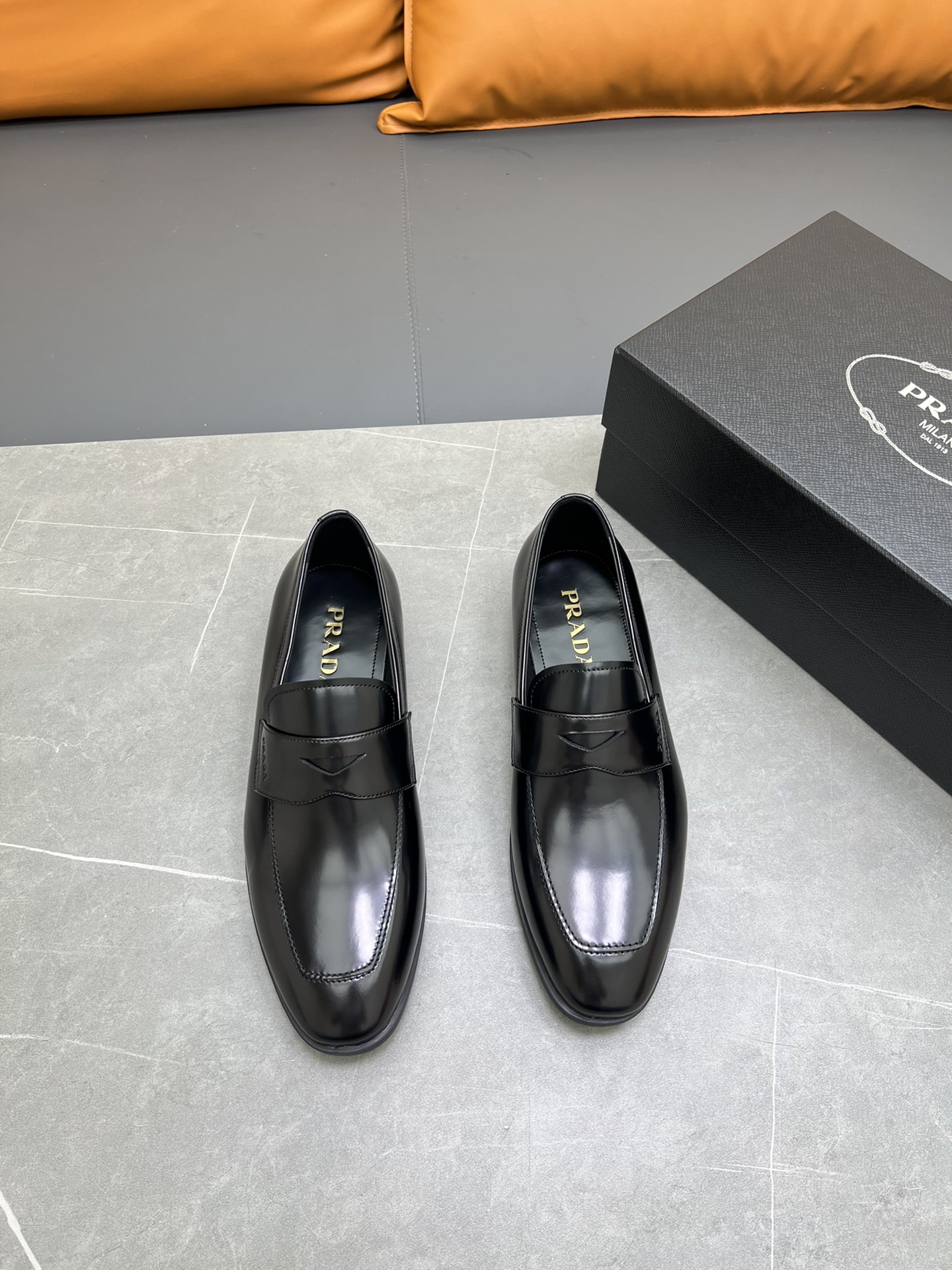 NO:830312,PRADA～ Size 39-44 Pjia original official website new men's casual leather shoes, top-quality original replica, made of imported matte open-edge beaded calfskin, extremely textured, calfskin breathable lining, original ultra-light rubber outsole, comfortable and wear-resistant!  (38,45 customized),,prada,cowhide19860909PRADA～ 码数39-44  P家原单官网新品男士休闲皮鞋,顶级原单复刻,采用进口雾面开边珠小牛皮,极强质感,小牛皮透气内里,原版超轻橡胶大底,舒适耐磨！(38,45定做),,prada,cowhide,Men's shoes