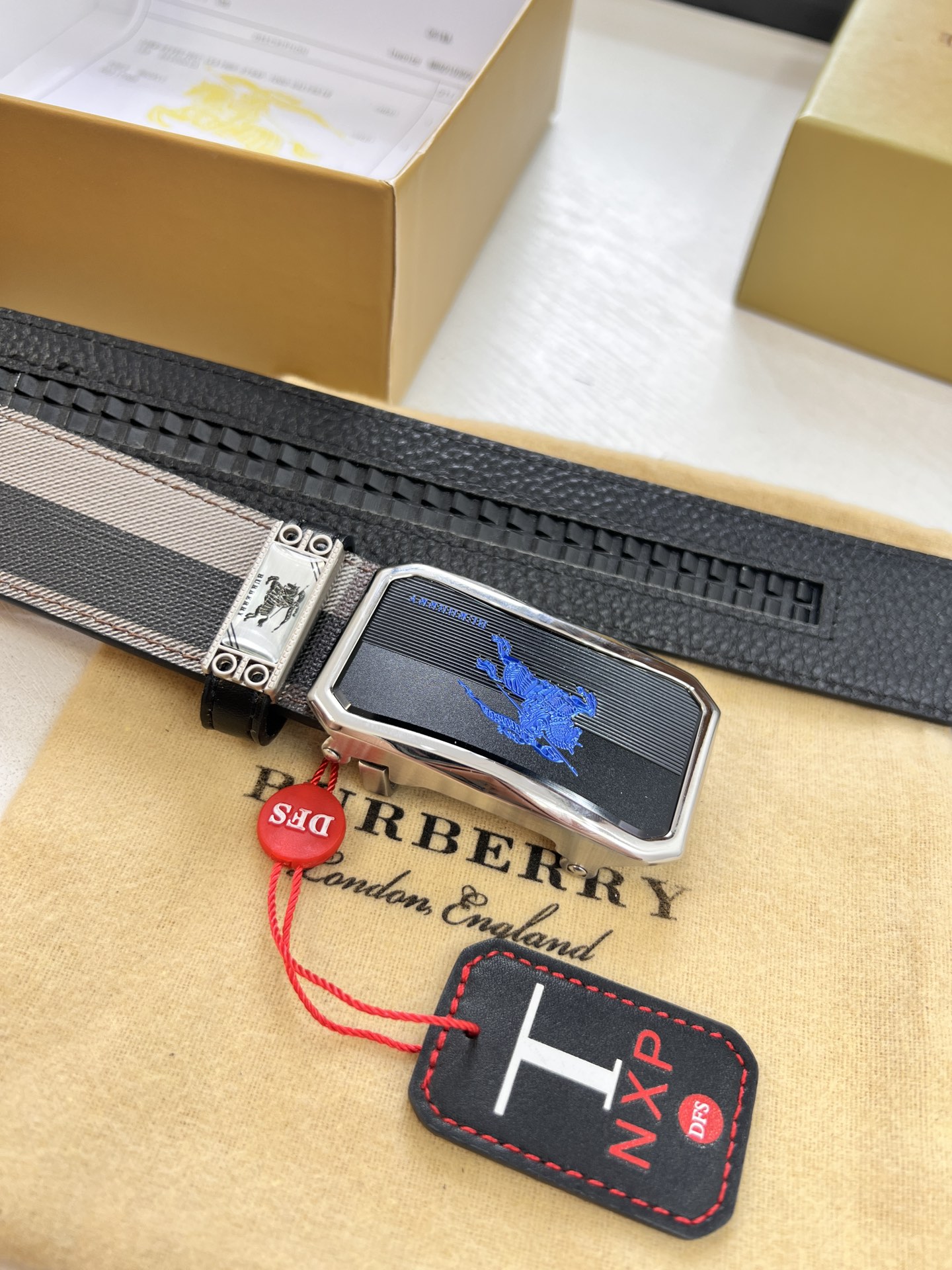 Burberry 摄 巴宝莉自动扣皮带 2023 年最新款 横条纹正版面料 荔枝纹头层牛皮