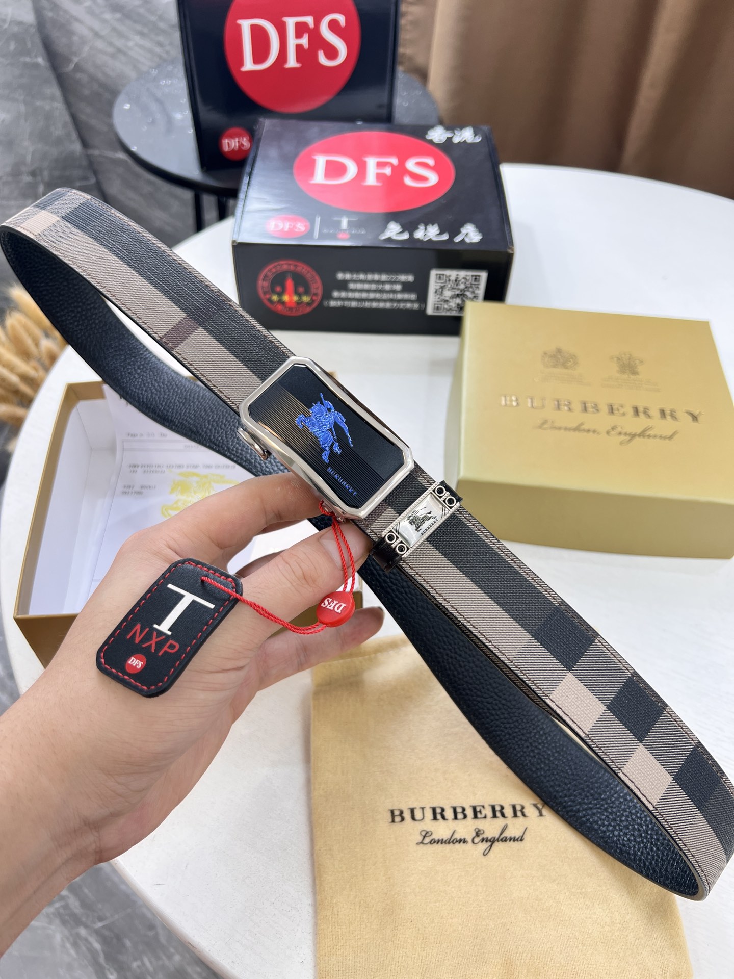 Burberry 摄 巴宝莉自动扣皮带 2023 年最新款 横条纹正版面料 荔枝纹头层牛皮