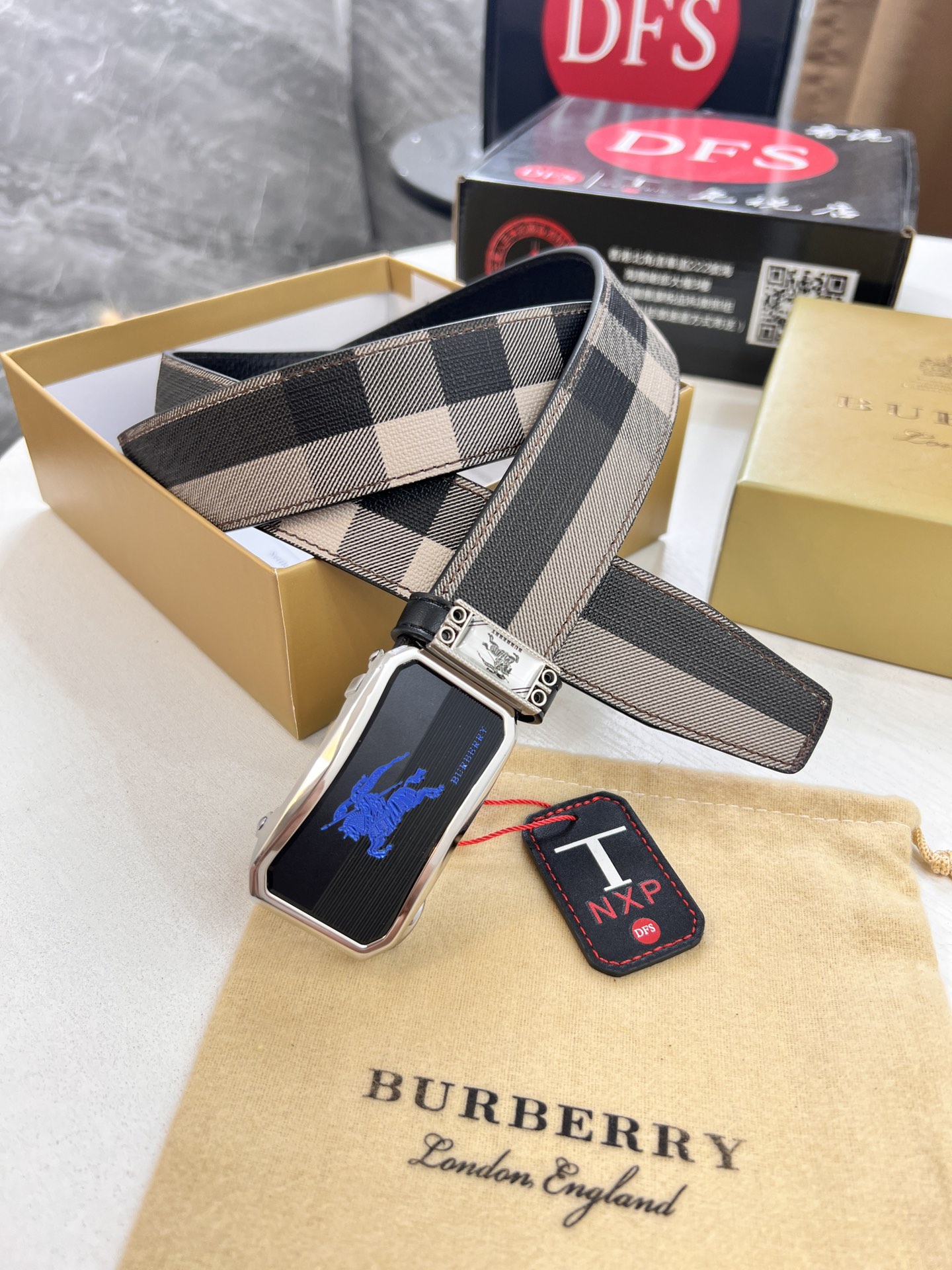 Burberry 摄 巴宝莉自动扣皮带 2023 年最新款 横条纹正版面料 荔枝纹头层牛皮