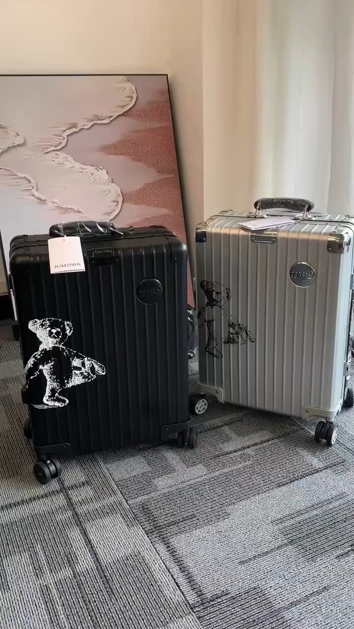 Rimowa x Steiff Edición Limitada: Maleta de Cabina con Diseño Exclusivo