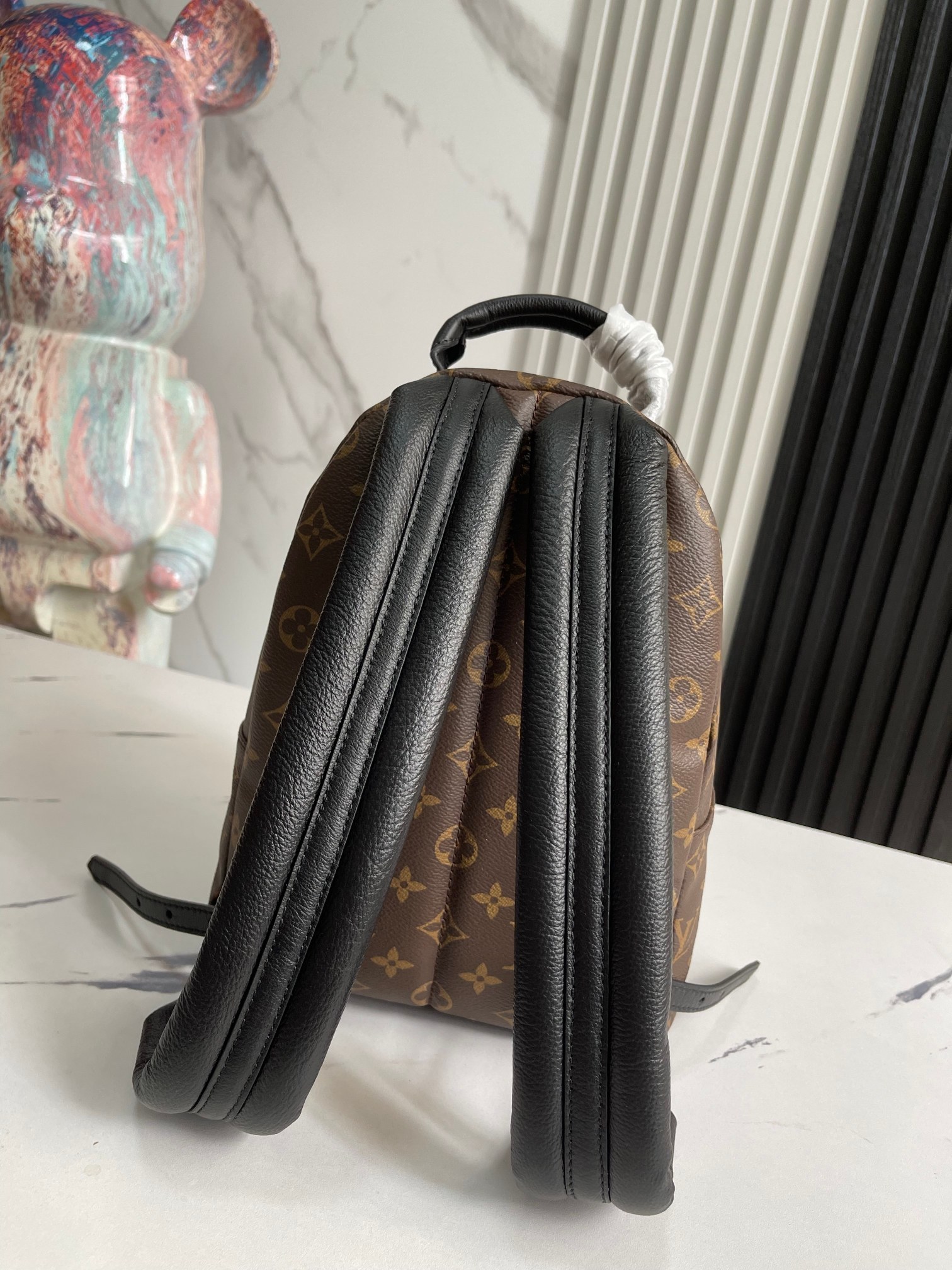 顶级原单独家实拍M44870采用MonogramReverse帆布材质此款双肩包是都市潮人的个性配饰与路