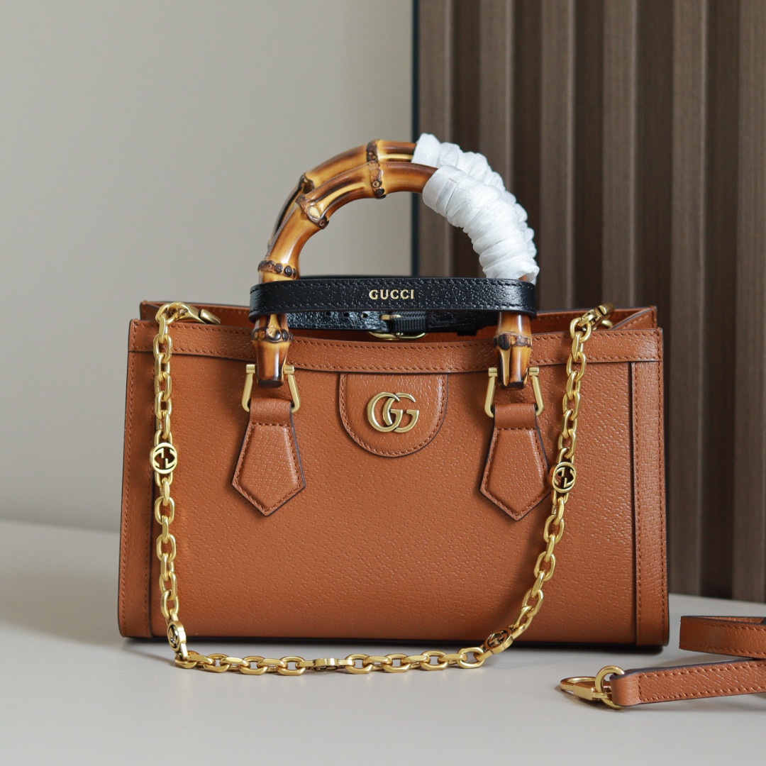 GUCCI Diana Bamboo Handle Double G Hardware Leather Shoulder Bag