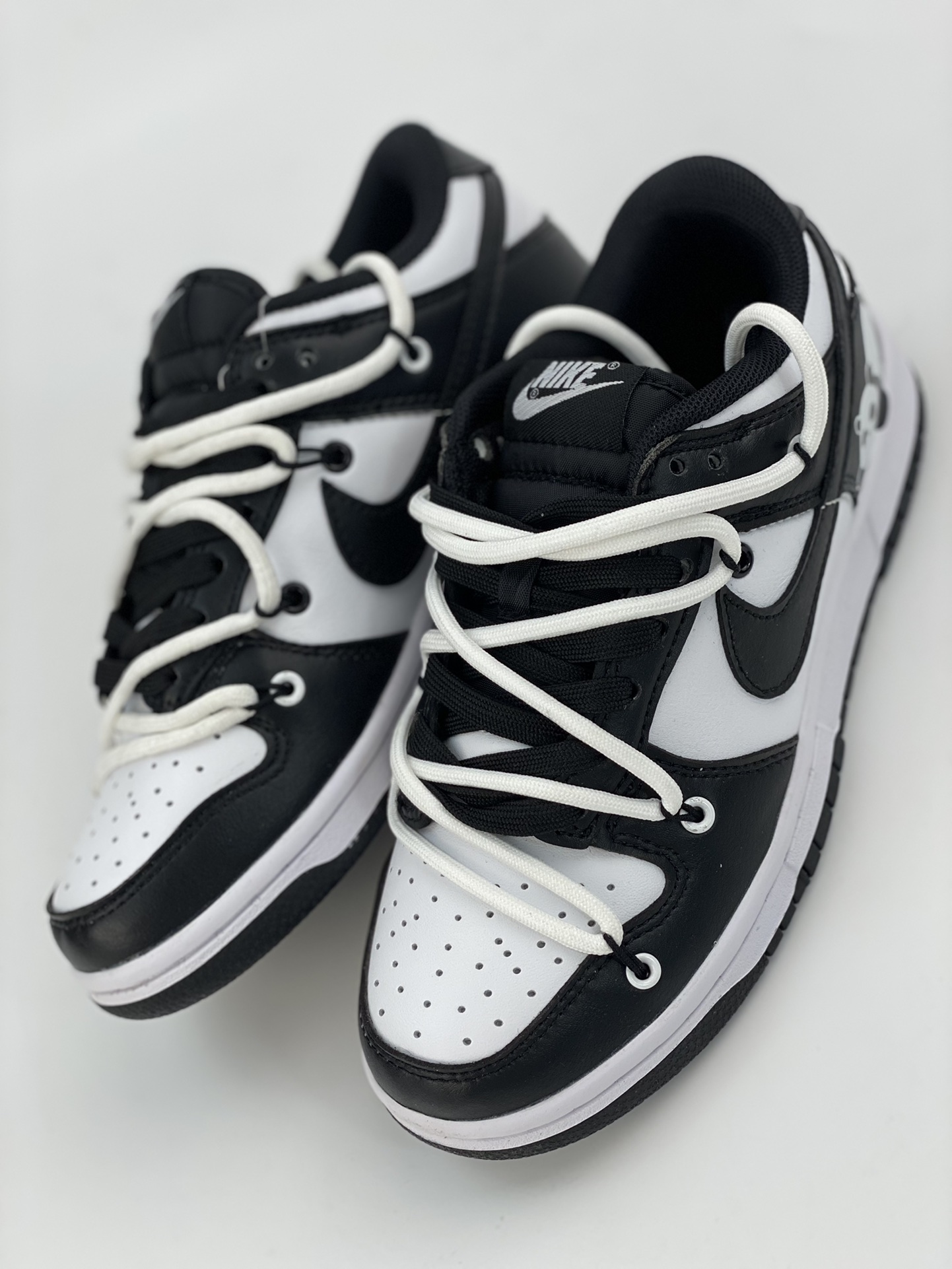 NIKE SB Dunk Low Black and White Panda Lace-up DD1391-100