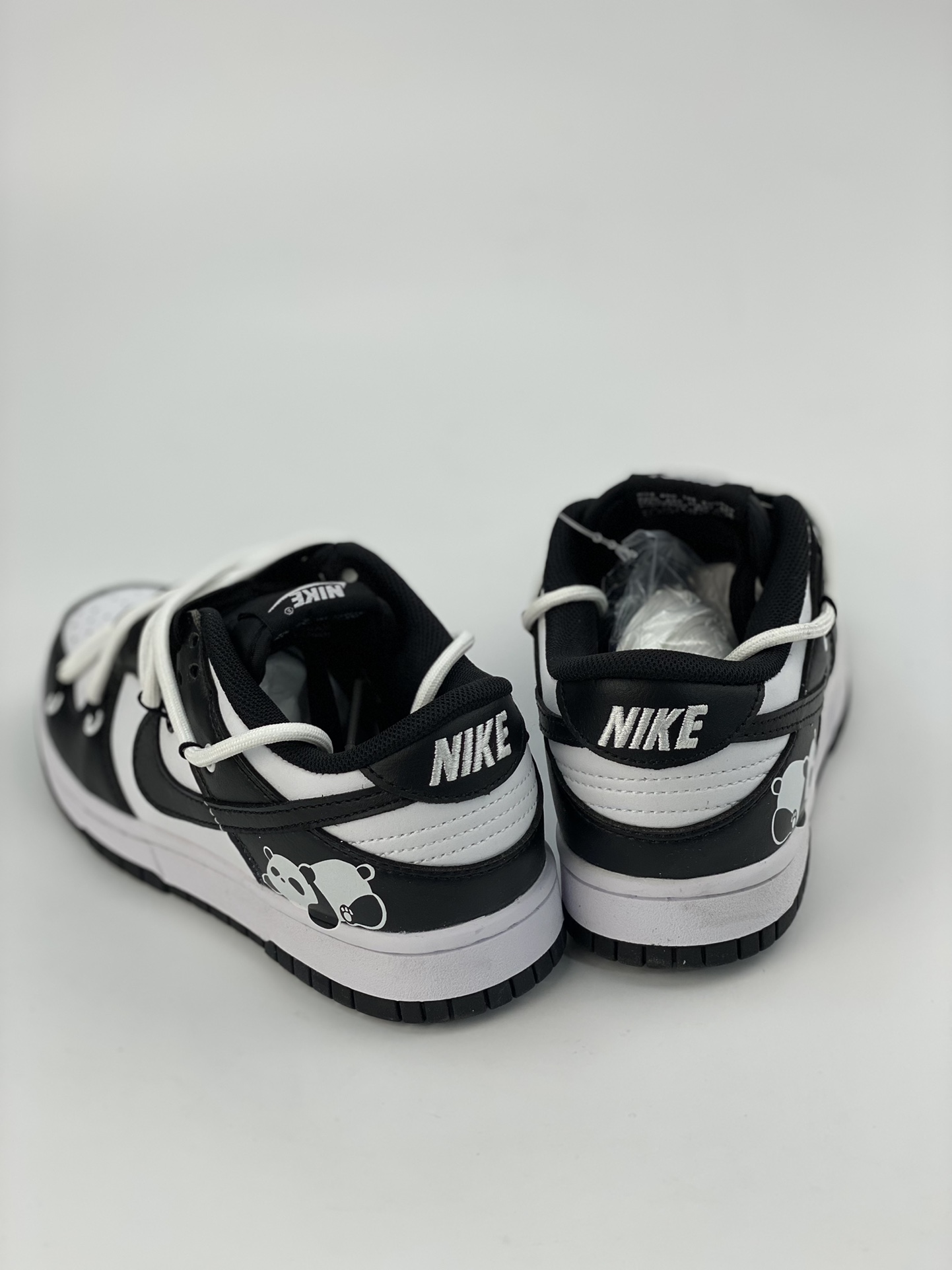 NIKE SB Dunk Low Black and White Panda Lace-up DD1391-100