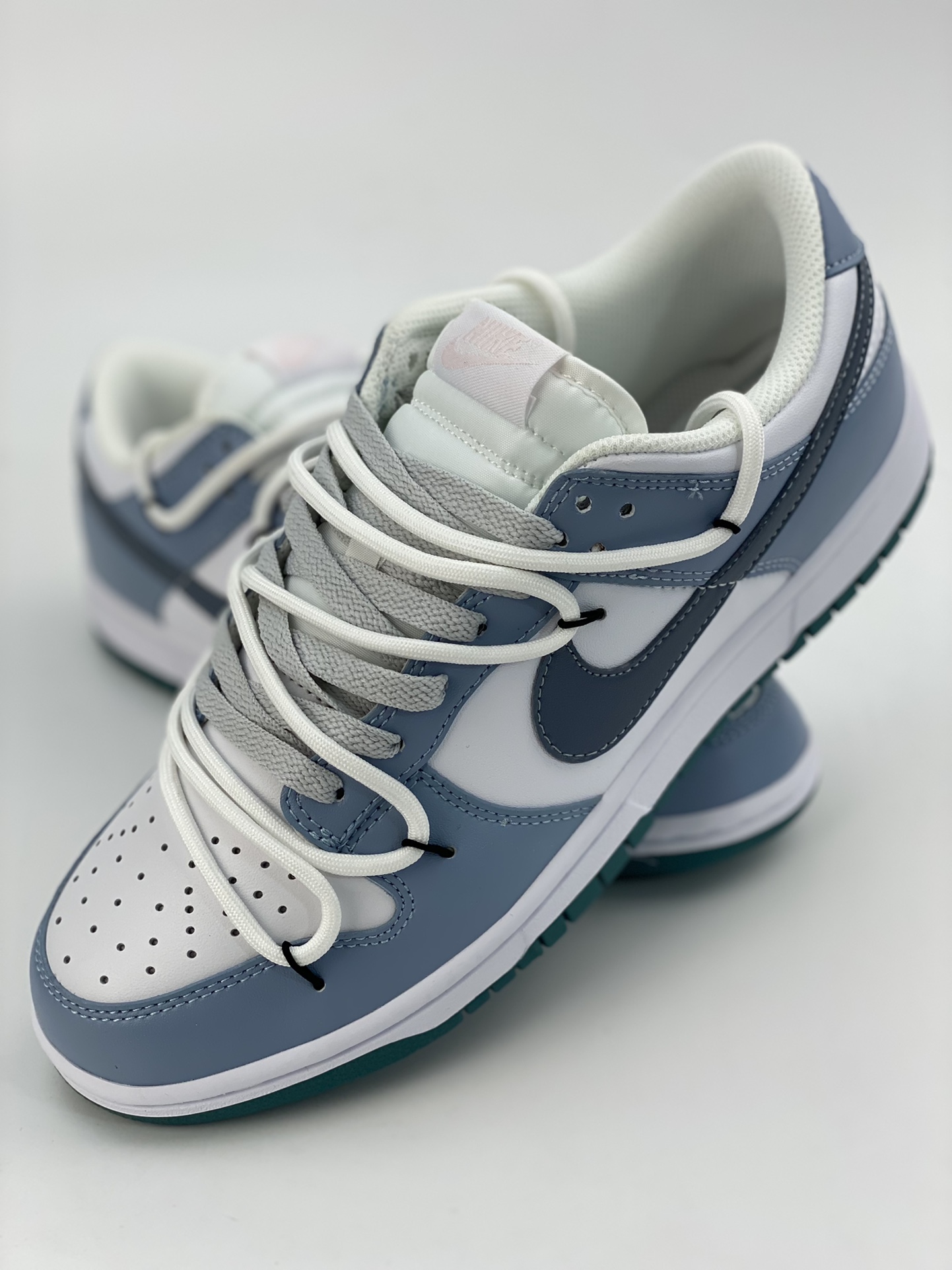 NIKE SB Dunk Low tricolor straps