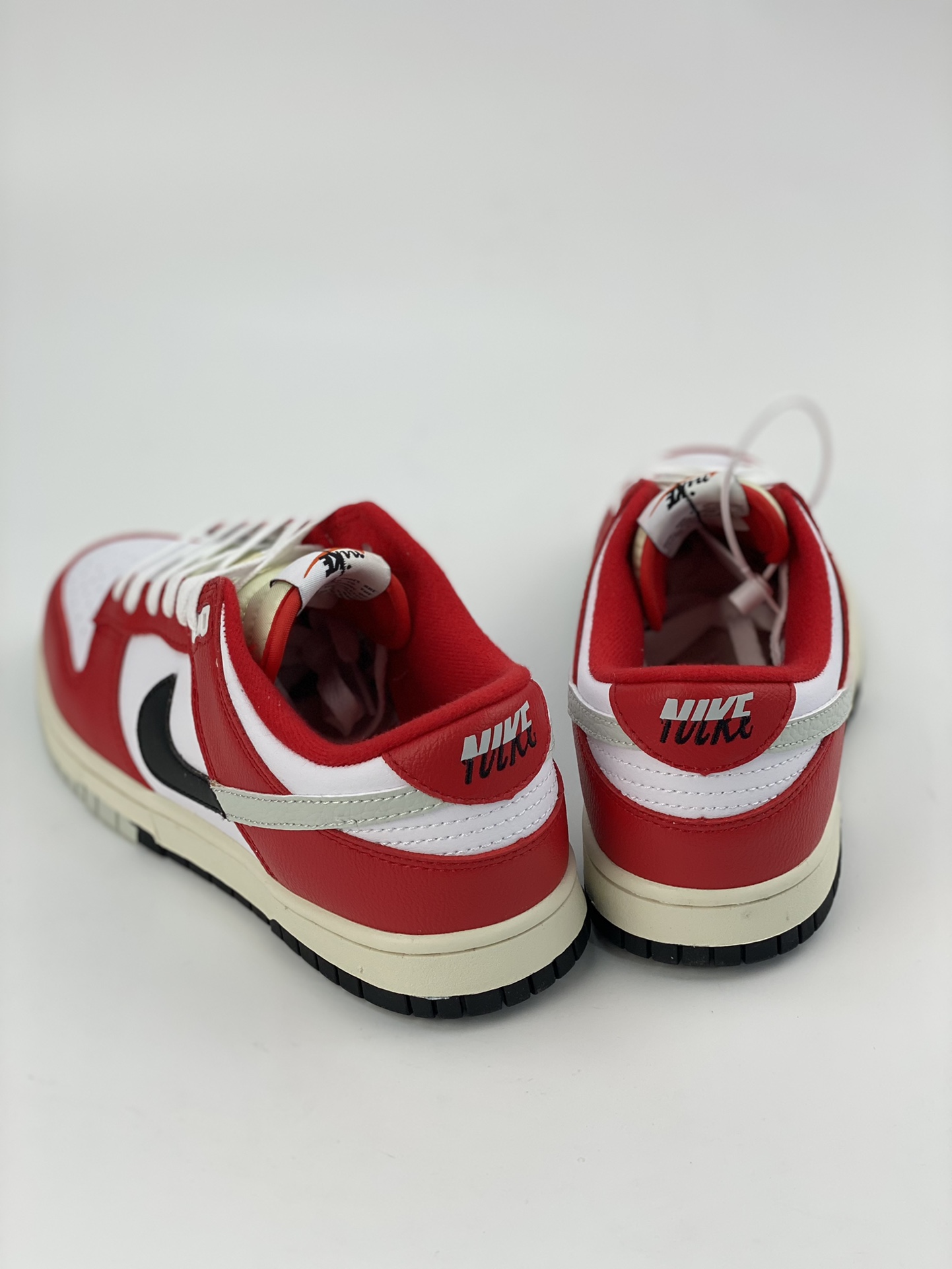 NIKE SB Dunk Low White Red Split Chicago DZ2536-600