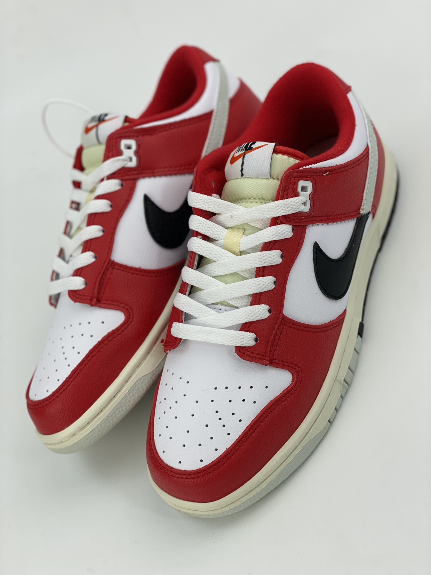 NIKE SB Dunk Low White Red Split Chicago DZ2536-600