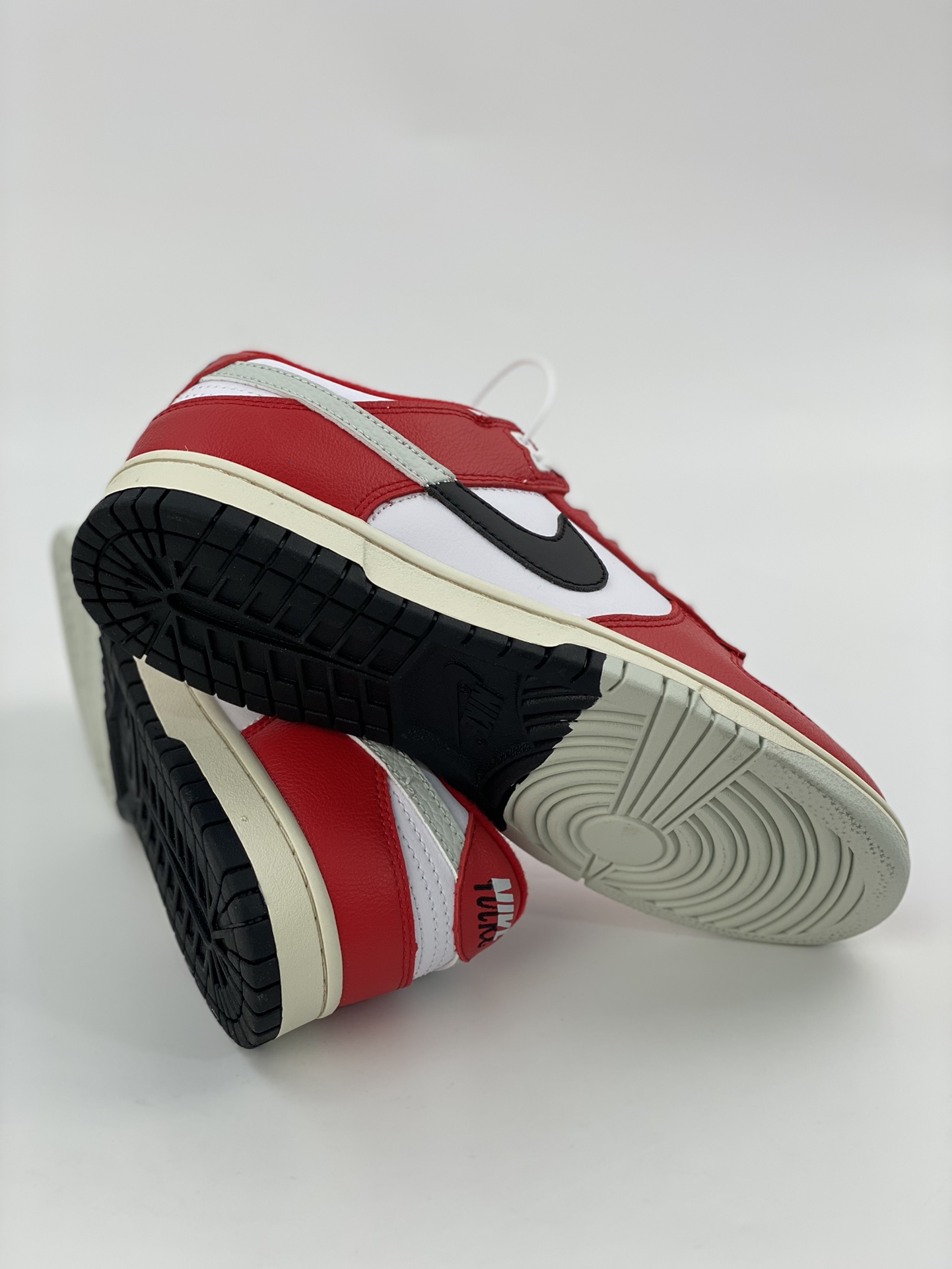 NIKE SB Dunk Low White Red Split Chicago DZ2536-600