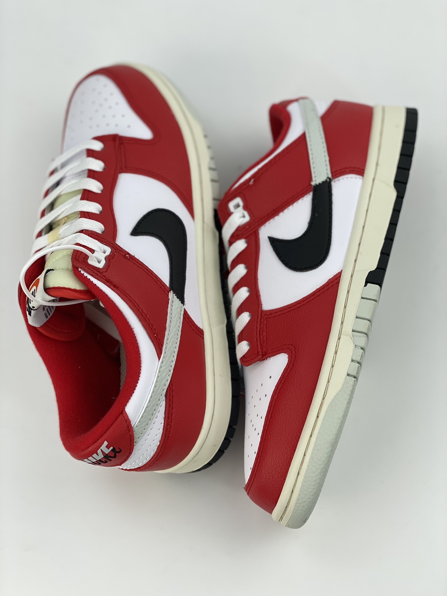 NIKE SB Dunk Low White Red Split Chicago DZ2536-600