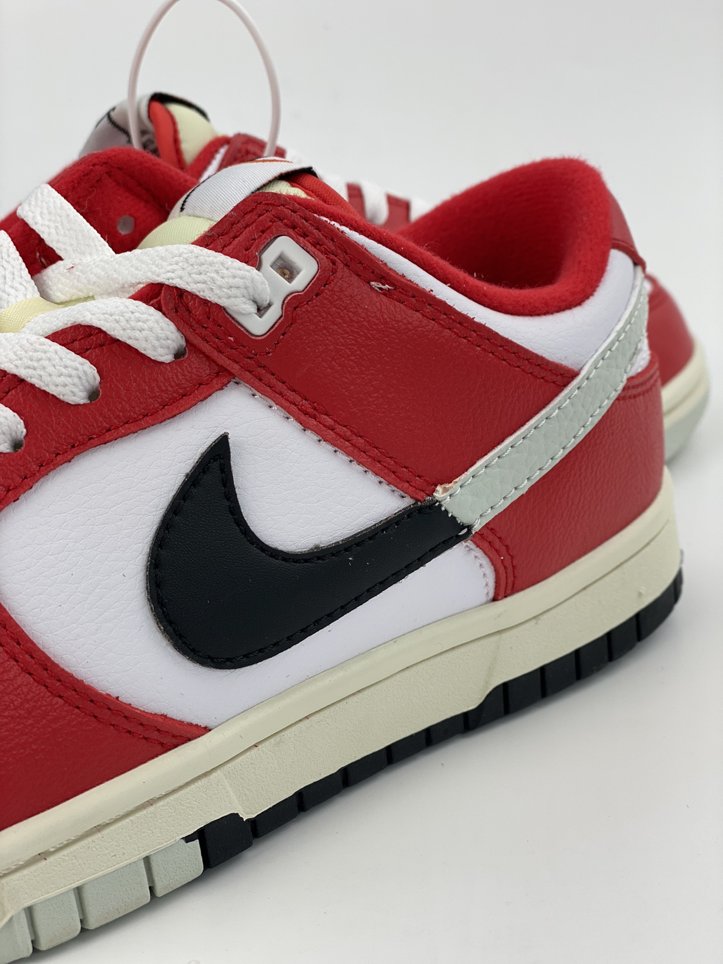 NIKE SB Dunk Low White Red Split Chicago DZ2536-600