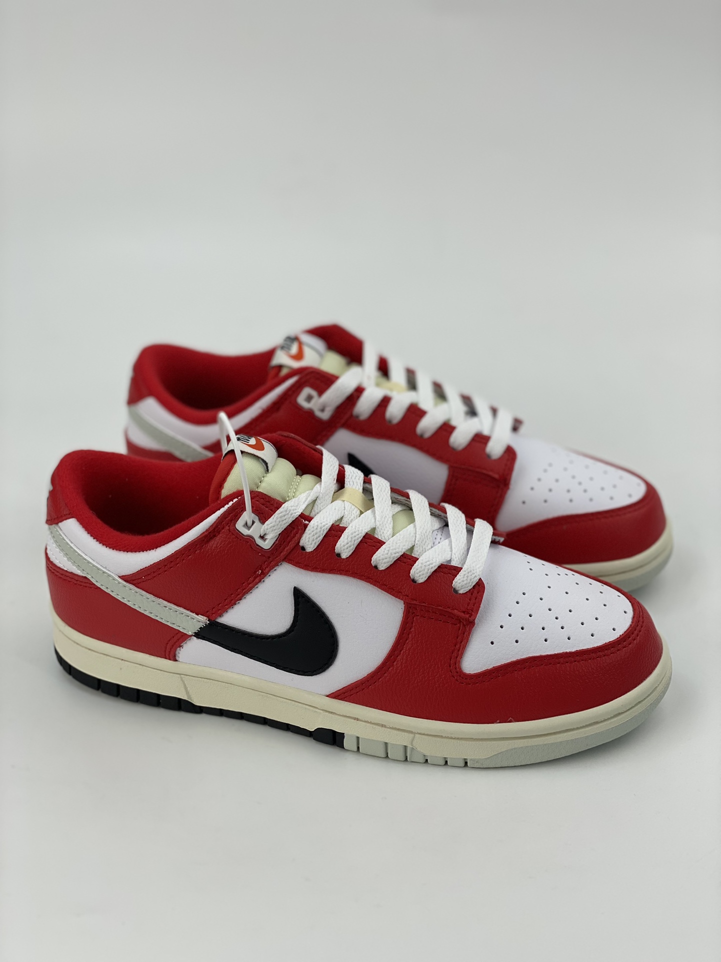 NIKE SB Dunk Low White Red Split Chicago DZ2536-600