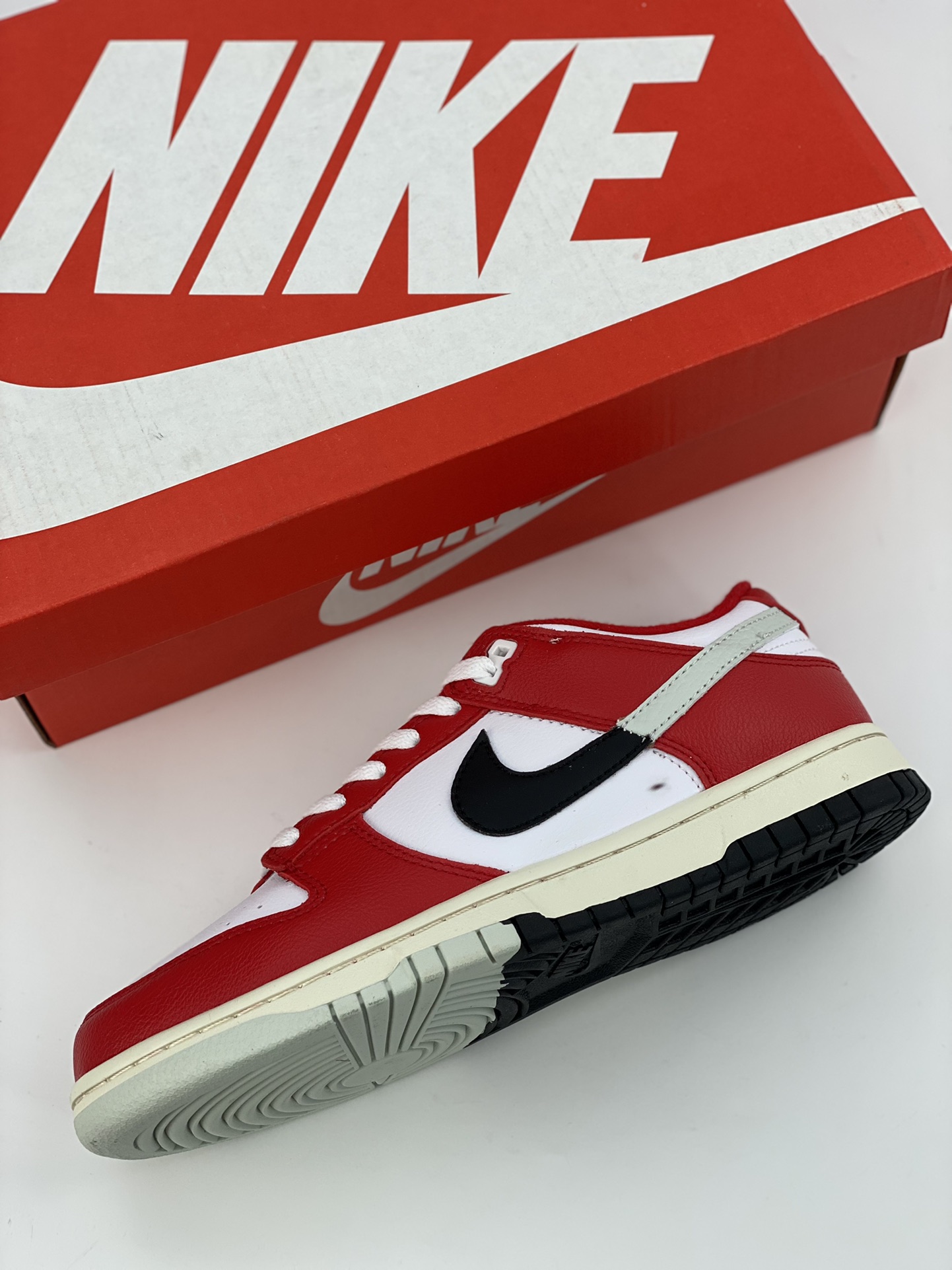 NIKE SB Dunk Low White Red Split Chicago DZ2536-600