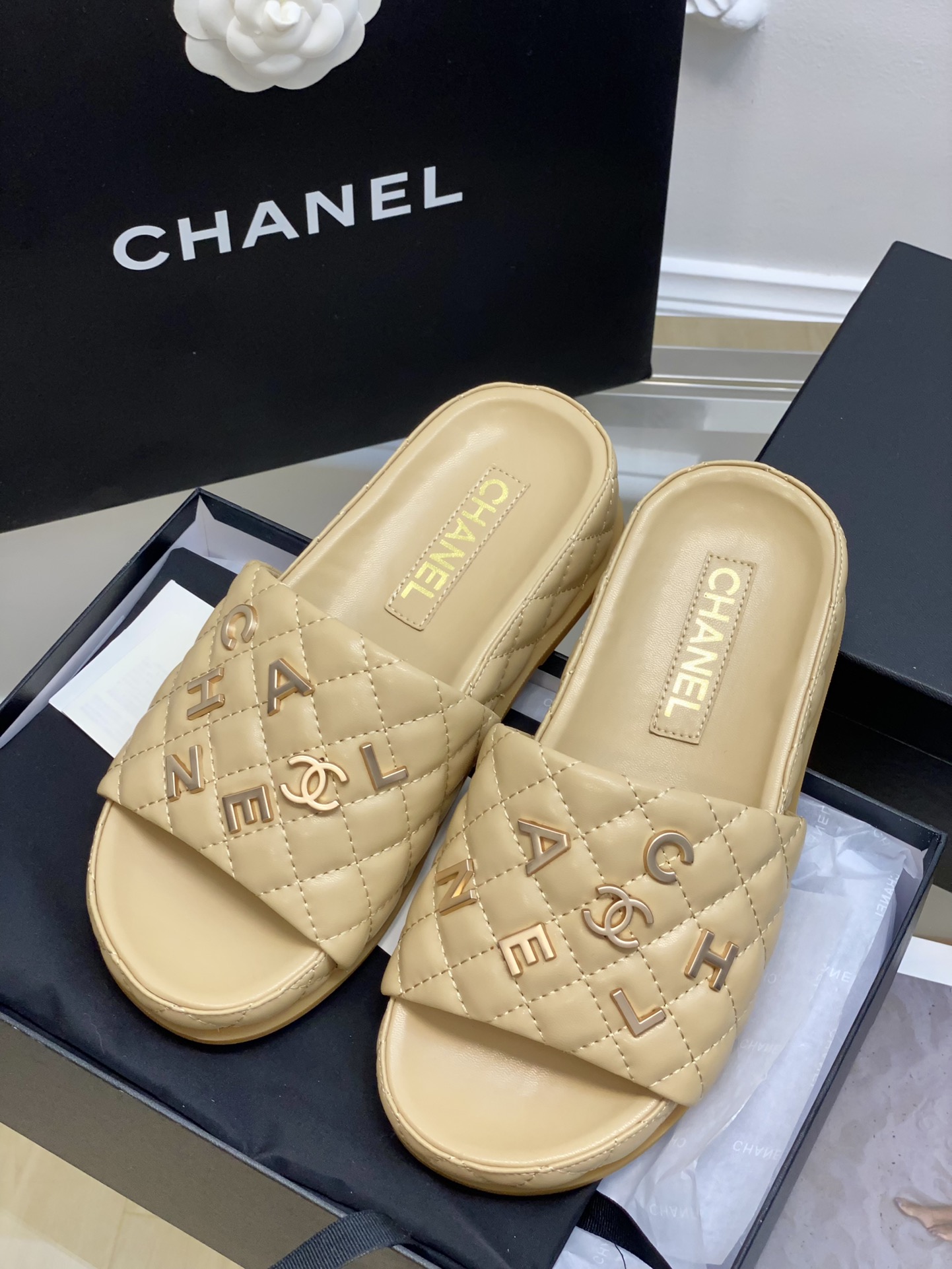Chanel新品字母扣拖鞋！小香的鞋