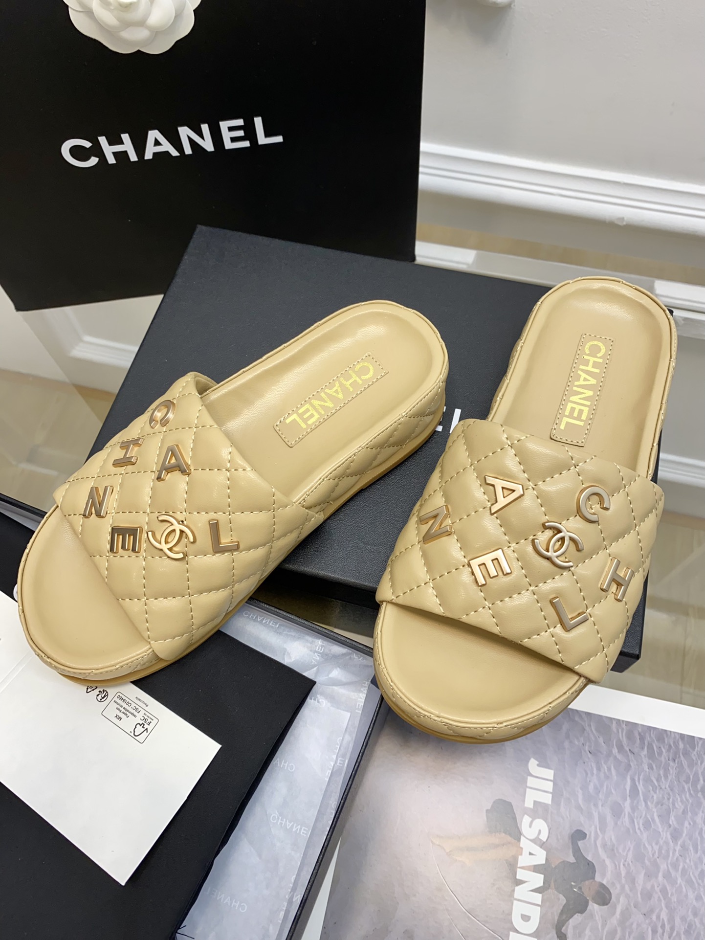 Chanel新品字母扣拖鞋！小香的鞋
