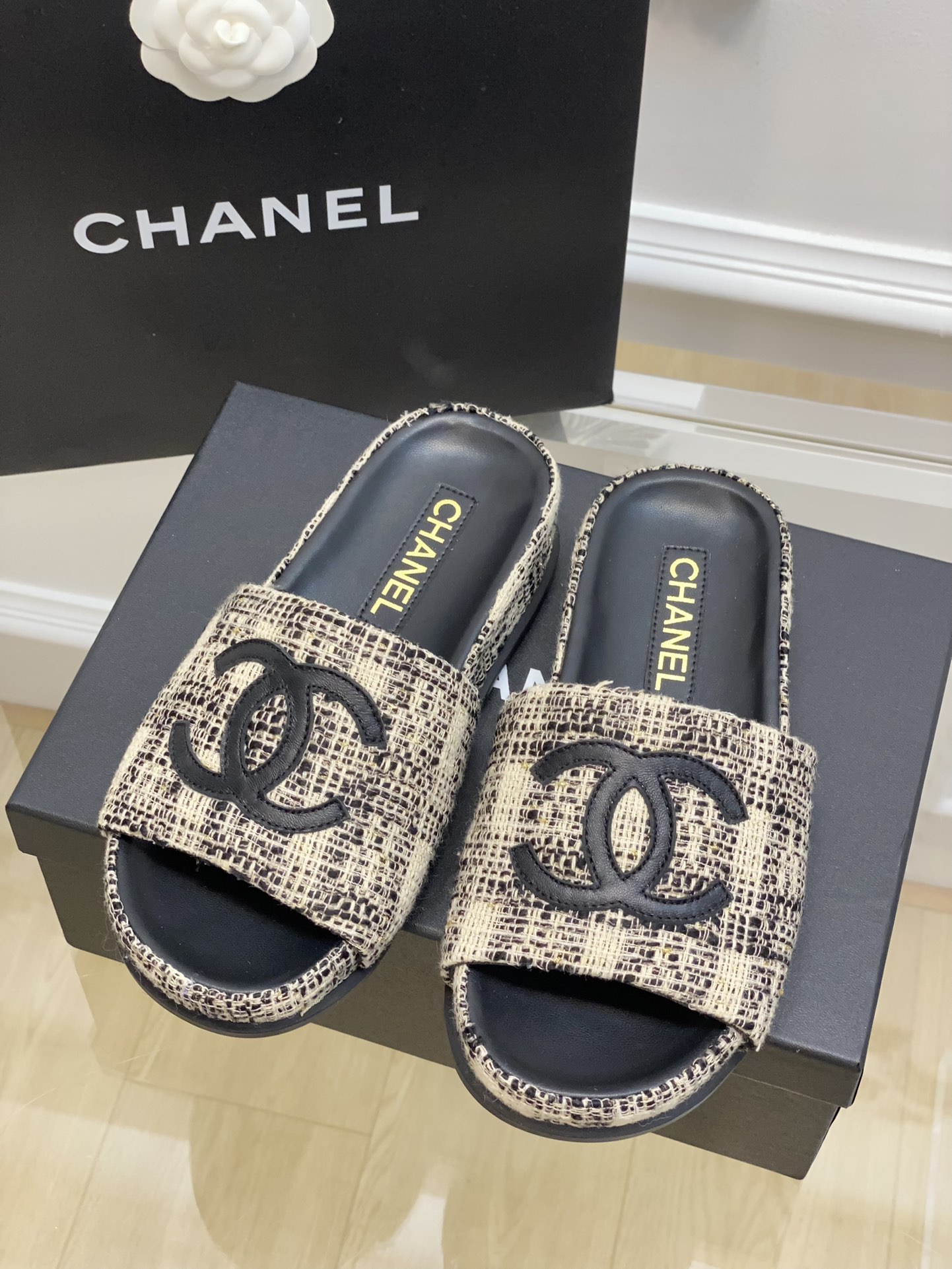 Chanel新品大Logo拖鞋！小香