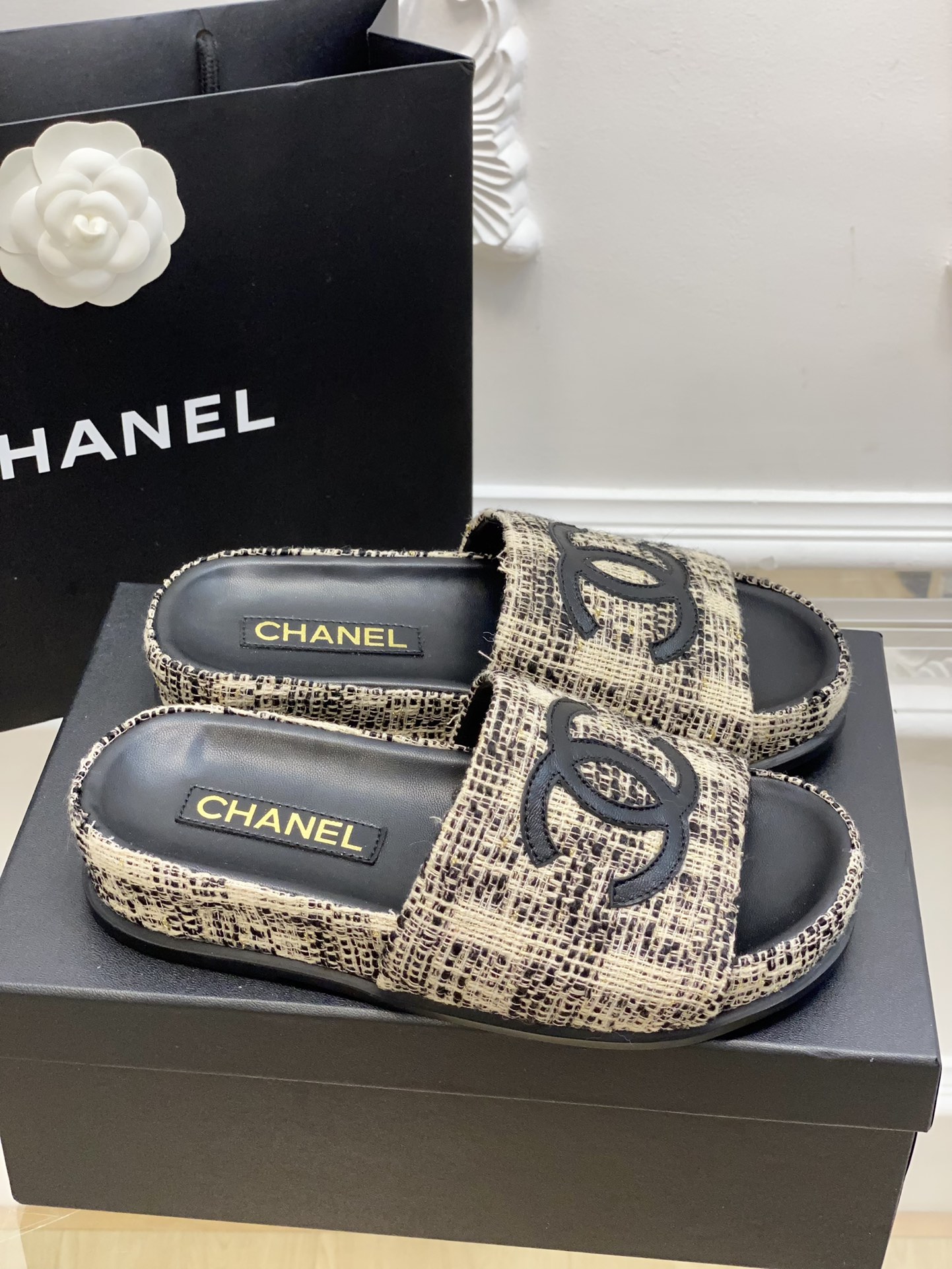 Chanel新品大Logo拖鞋！小香