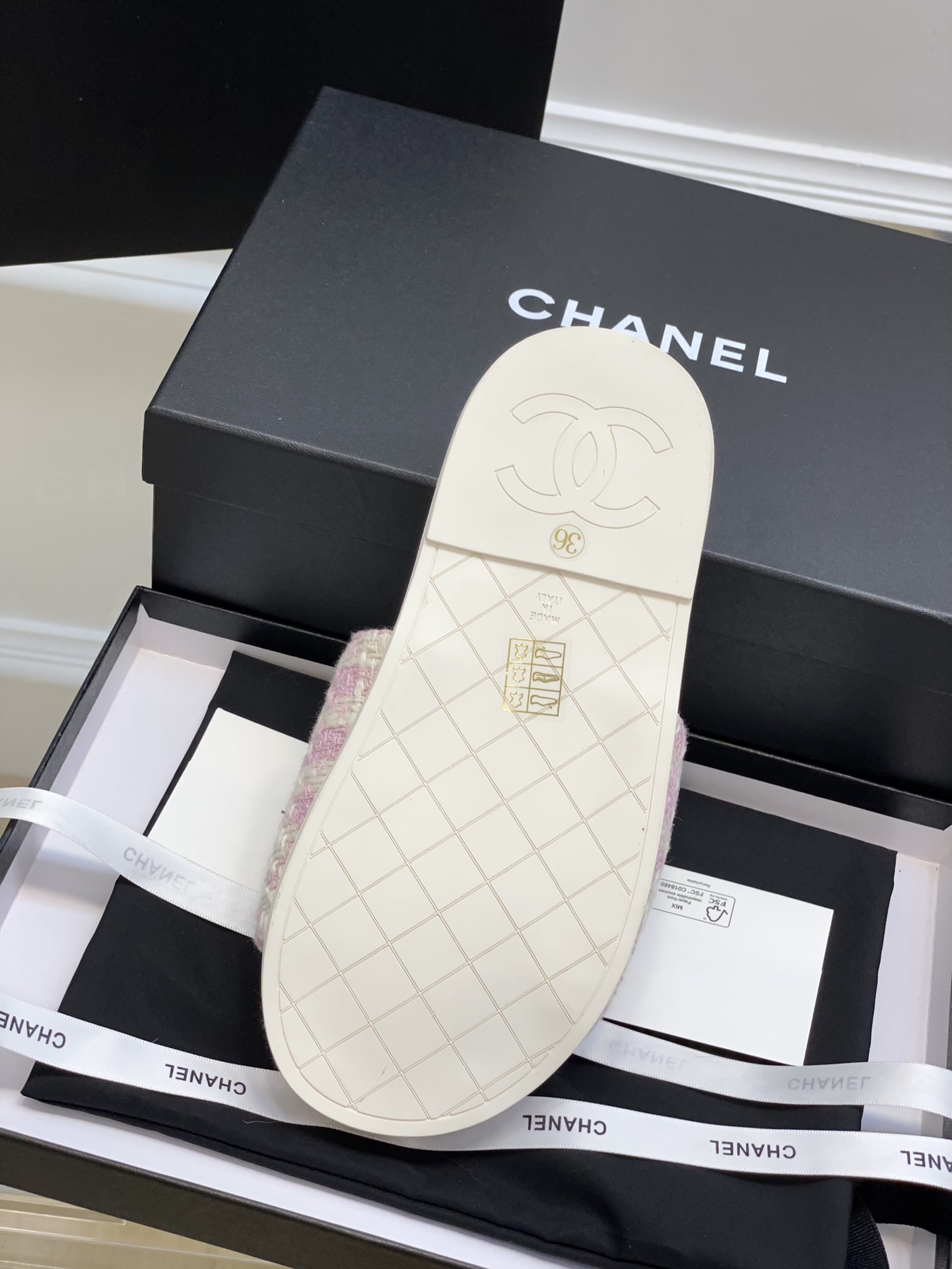 Chanel新品大Logo拖鞋！小香