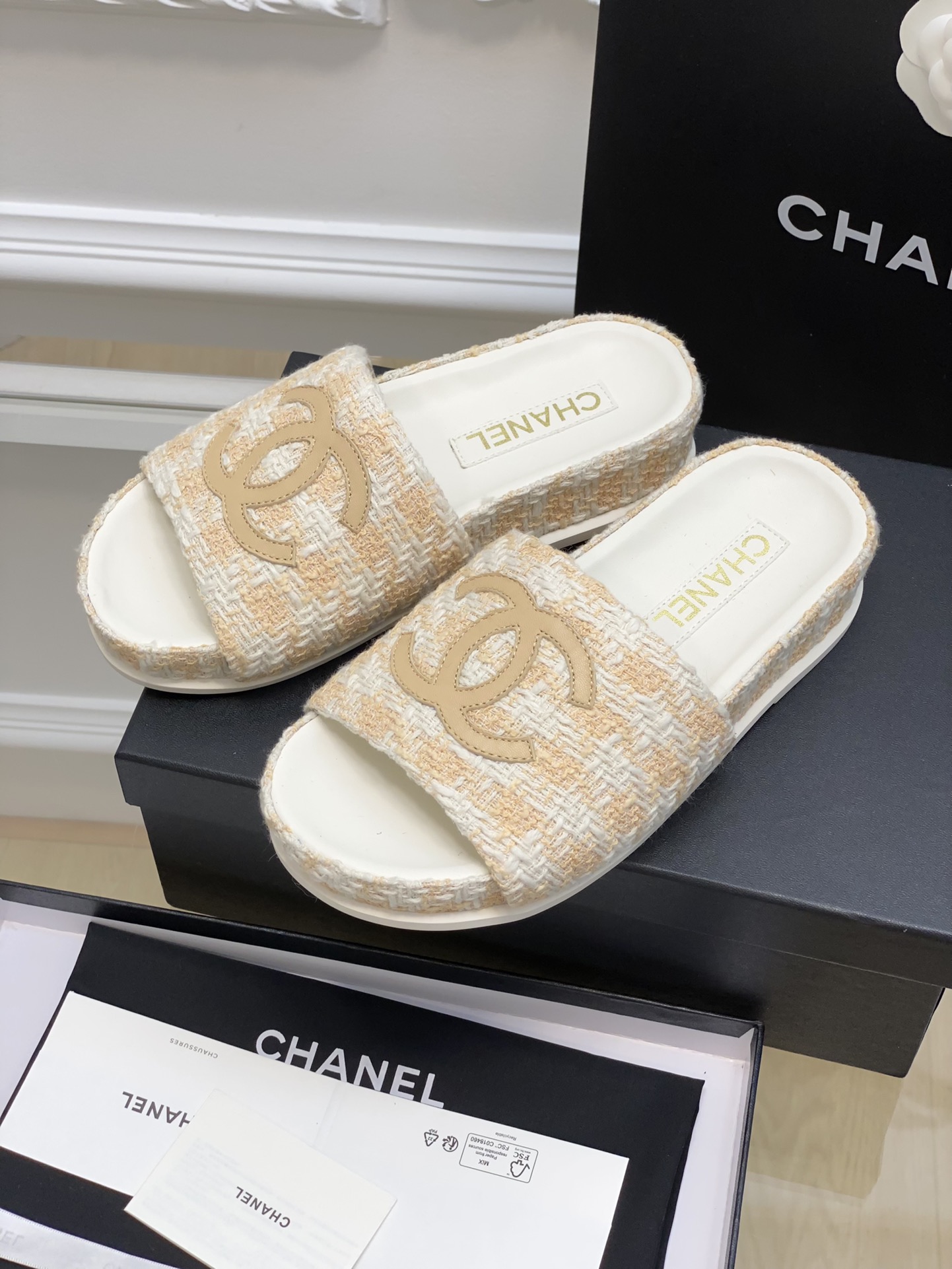 Chanel新品大Logo拖鞋！小香