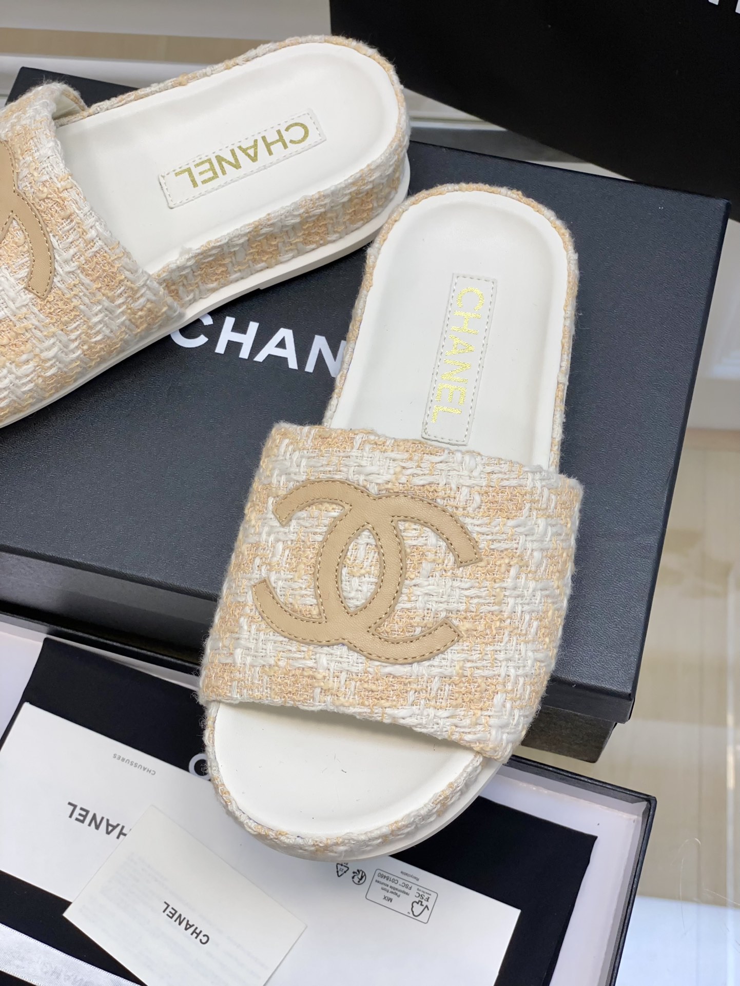 Chanel新品大Logo拖鞋！小香