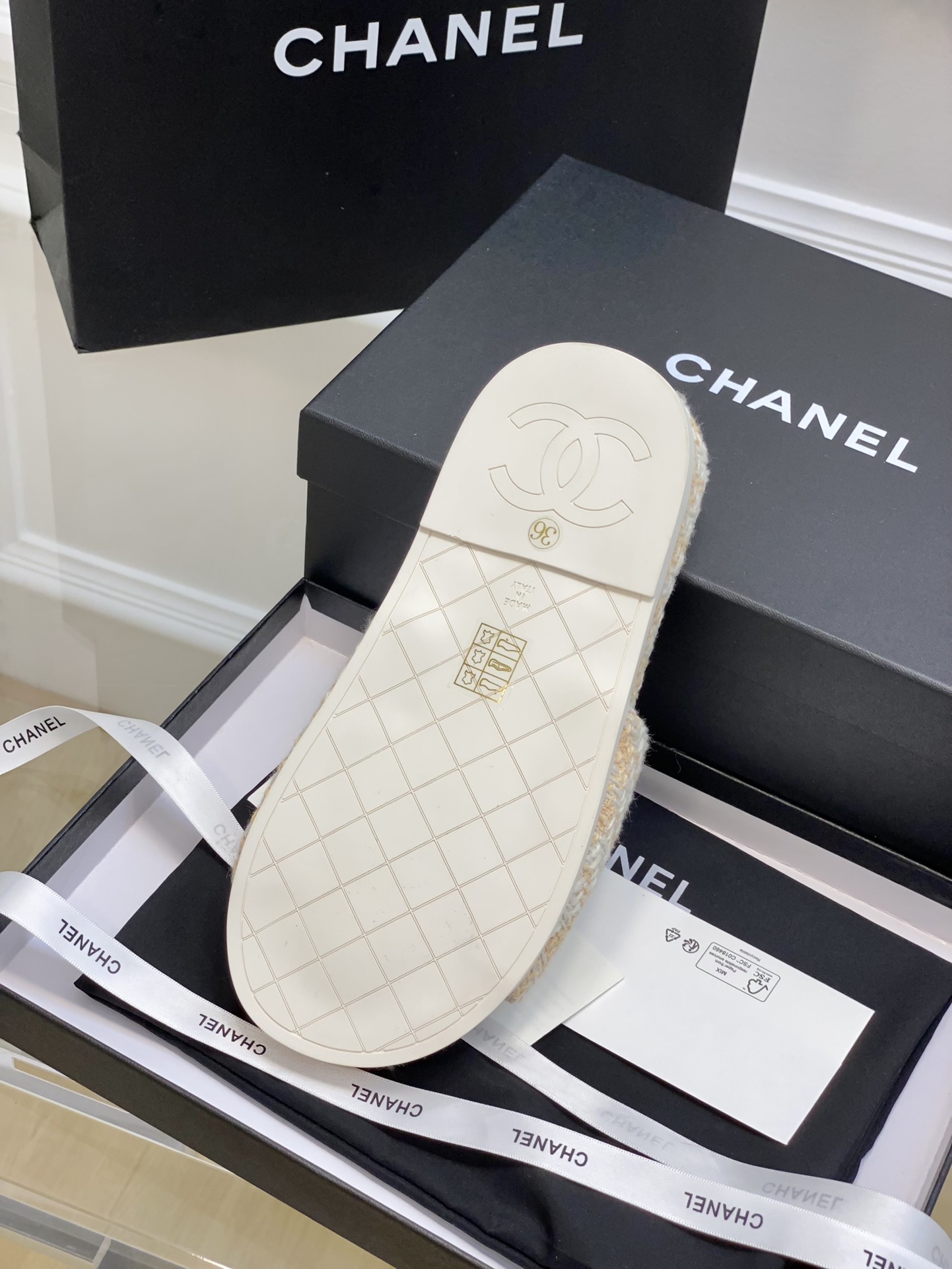 Chanel新品大Logo拖鞋！小香