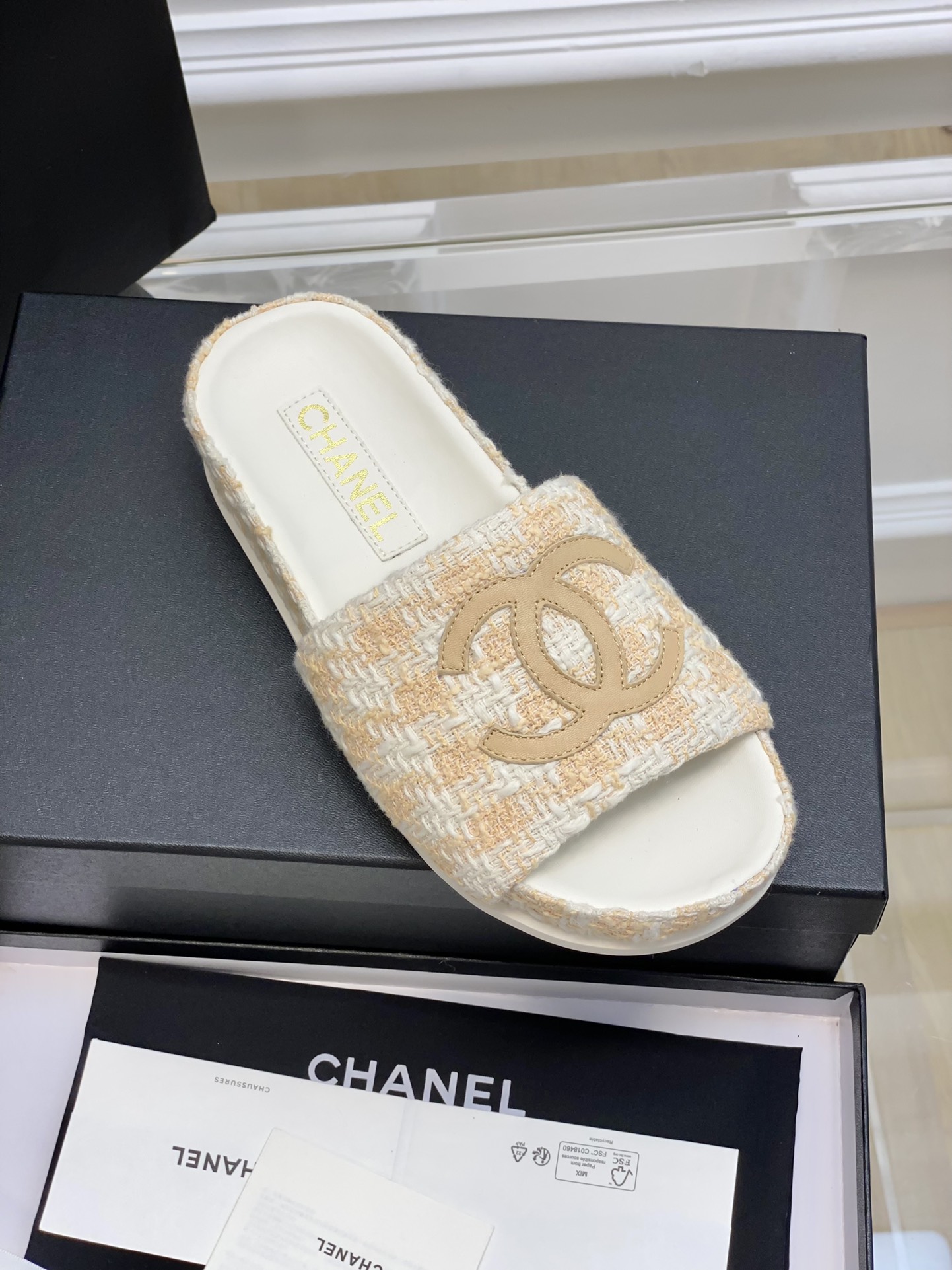 Chanel新品大Logo拖鞋！小香