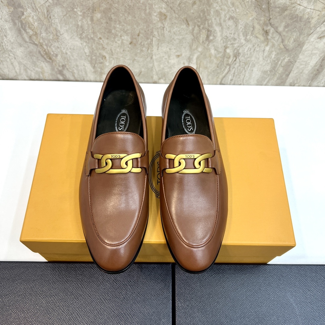 TOD'S Leather Loafers with Chain Detail - Premium Quality, Comfortable Fit