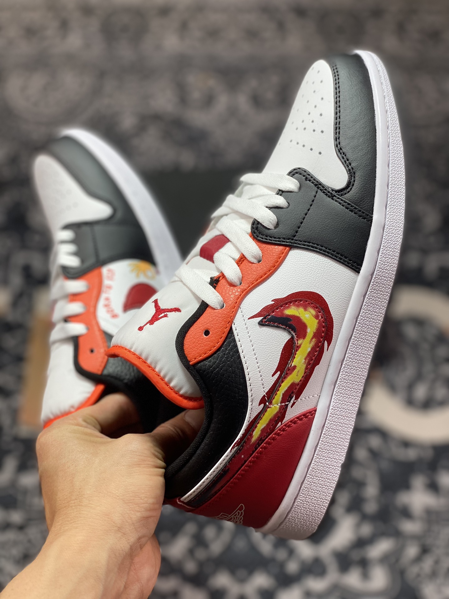 Air Jordan 1 Low ”Flaming Swoosh” From the court to the street FJ7222-101