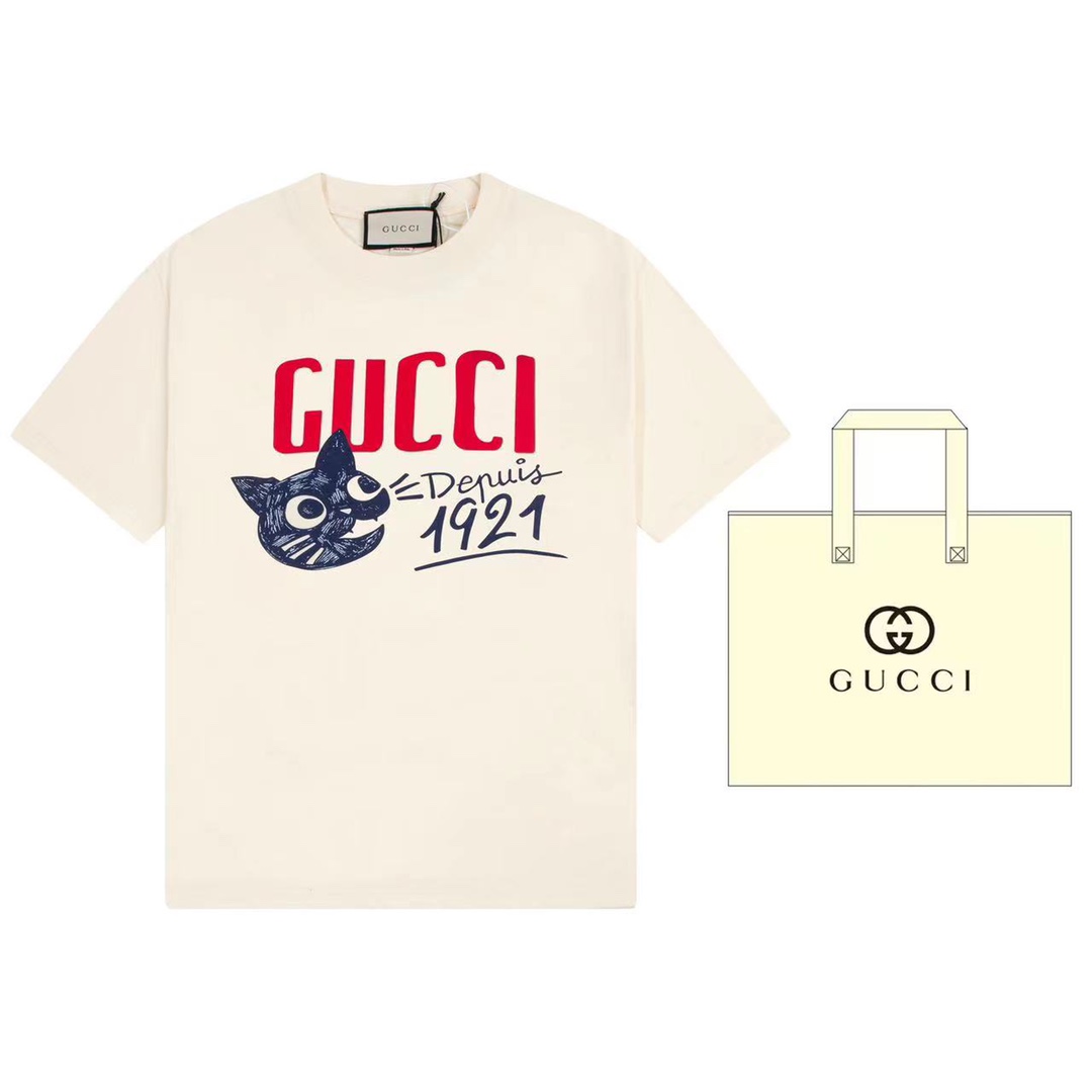 （➕5🉑配手提袋） Gucci 古驰 彩色Gucci“Depuis 1921”猫咪印花为这款平纹针织棉T恤倍添趣致感，搜索品牌标识的全新演绎方式 原版面料 官方同款 定制240克同缸染面料 手感非常舒服 春夏最新砖柜同步 OS落肩版型 …