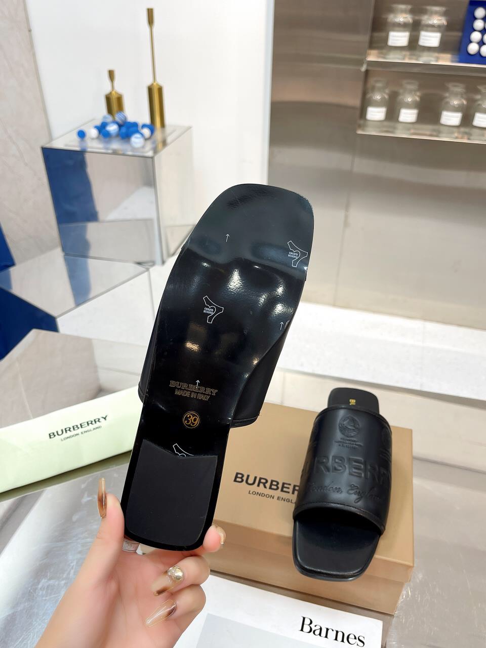 Burberry Baballi’s Sulfurized Slipper Line with Soft Leather Material - 图片 7