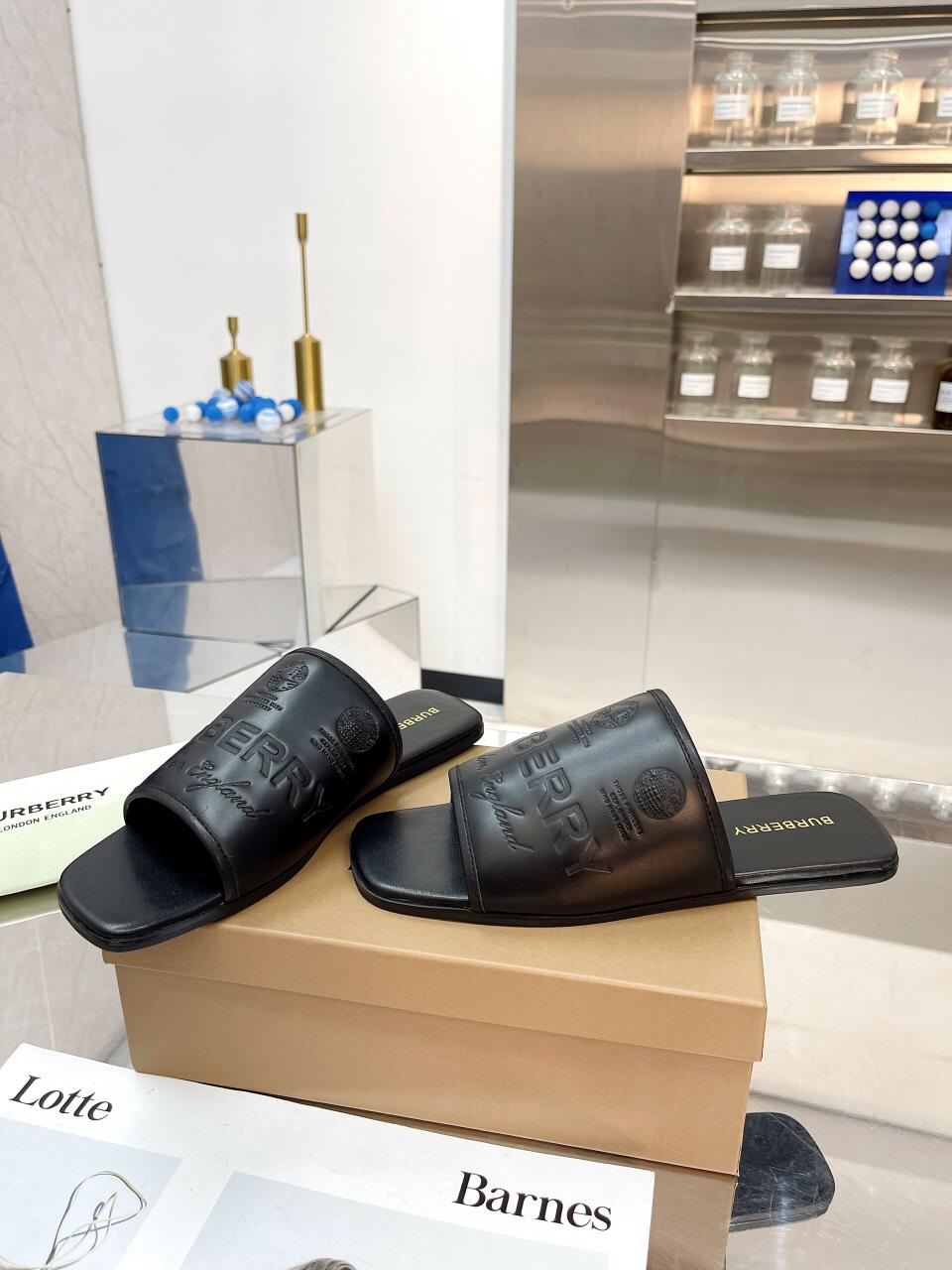 Burberry Baballi’s Sulfurized Slipper Line with Soft Leather Material - 图片 2
